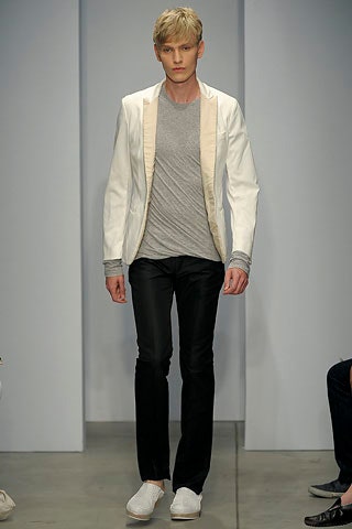 white blazer gray t-shirt black pants