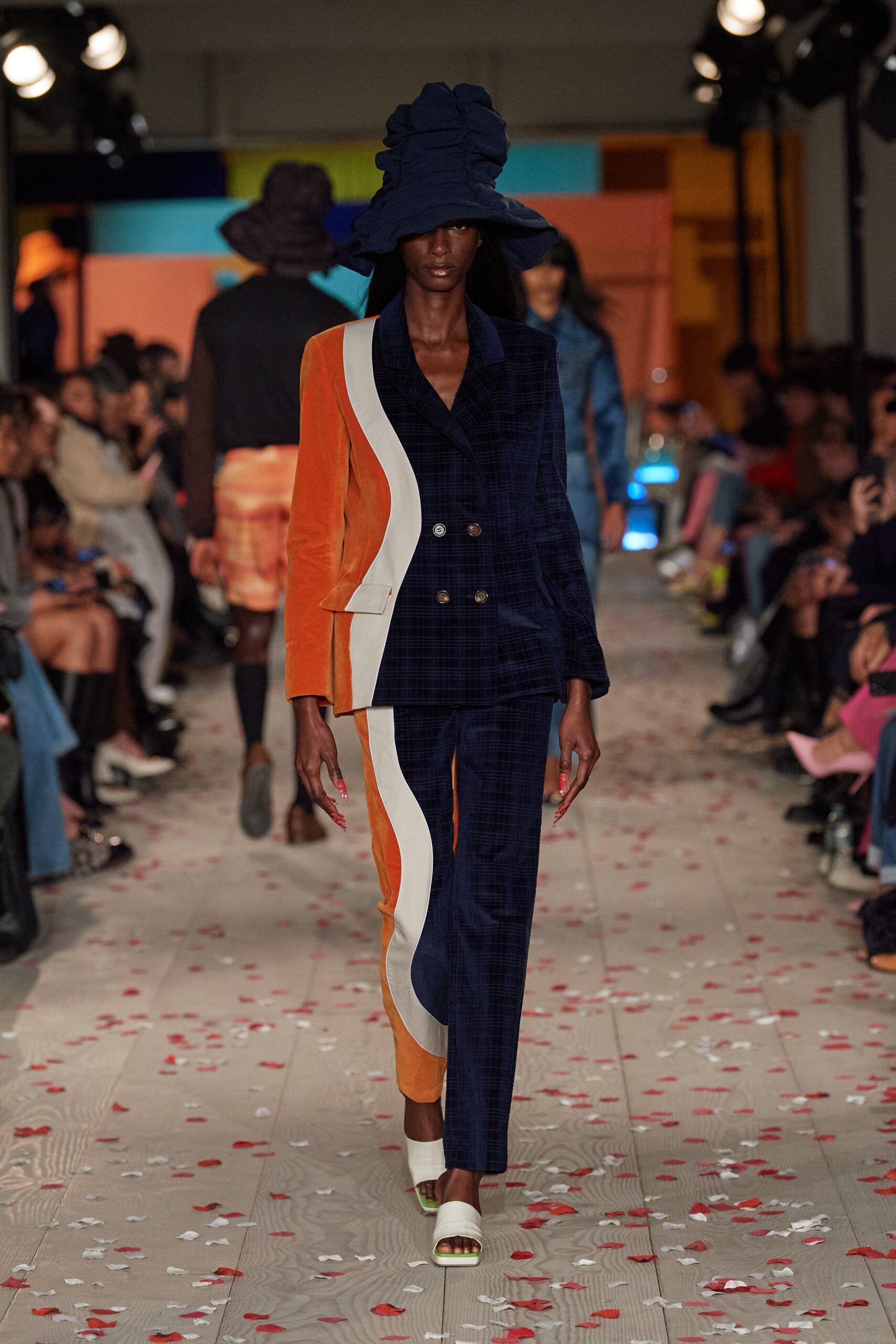color-blocked tailored suit with hat