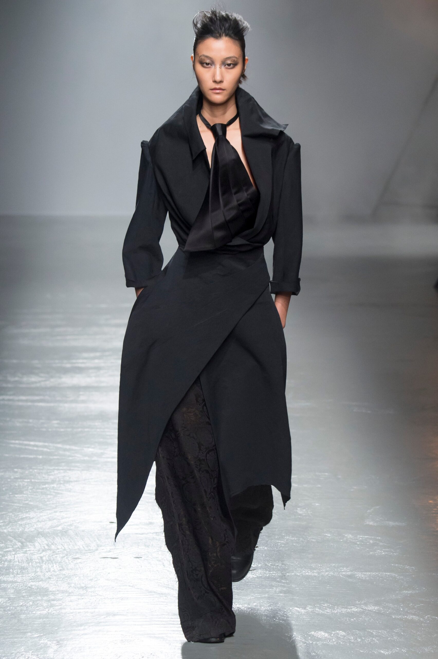 black wool long-sleeve collared structured draped coat