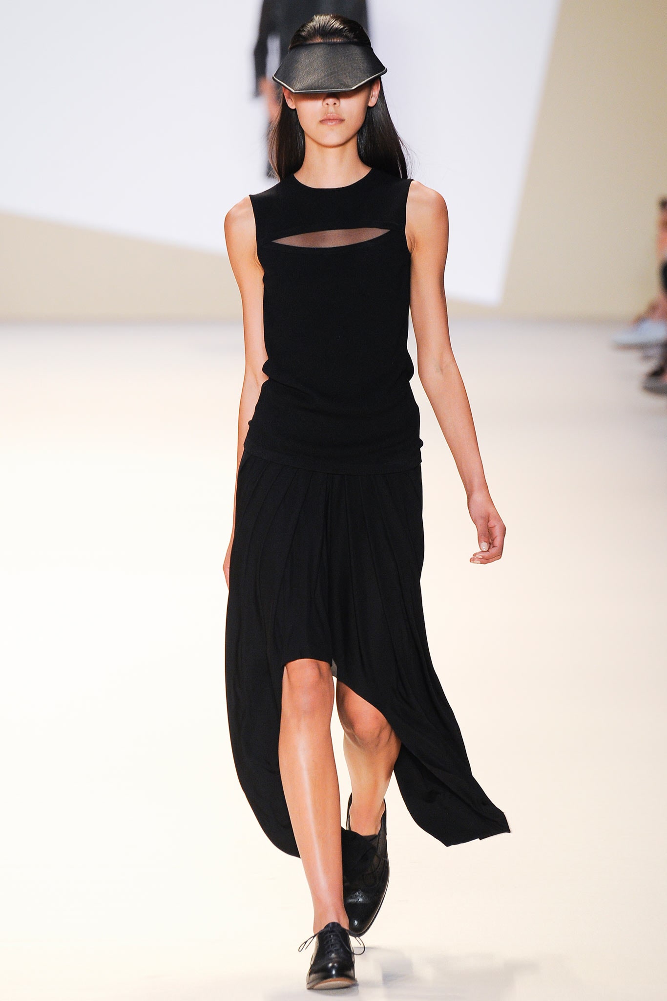 black fitted midi dress with hat