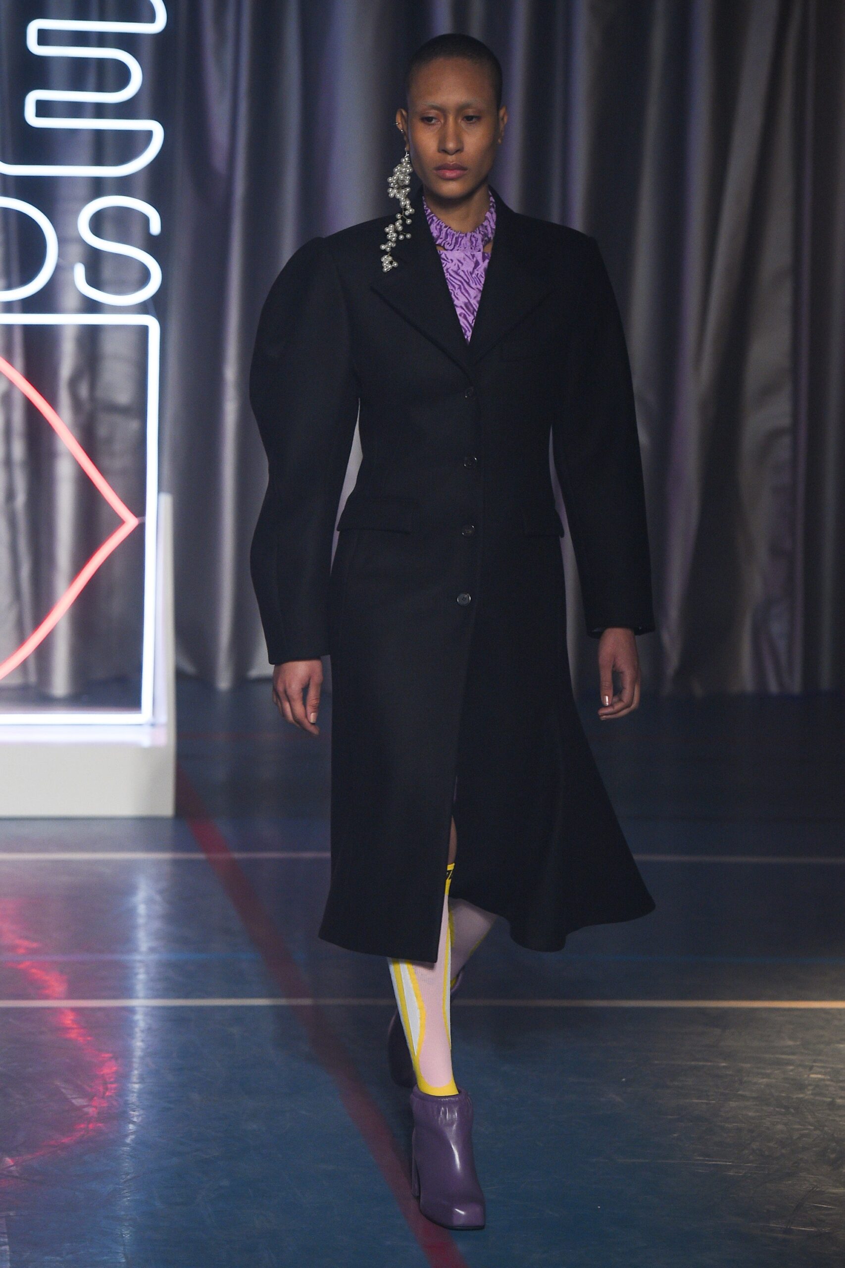 black wool long-sleeve collared fitted structured buttoned coat