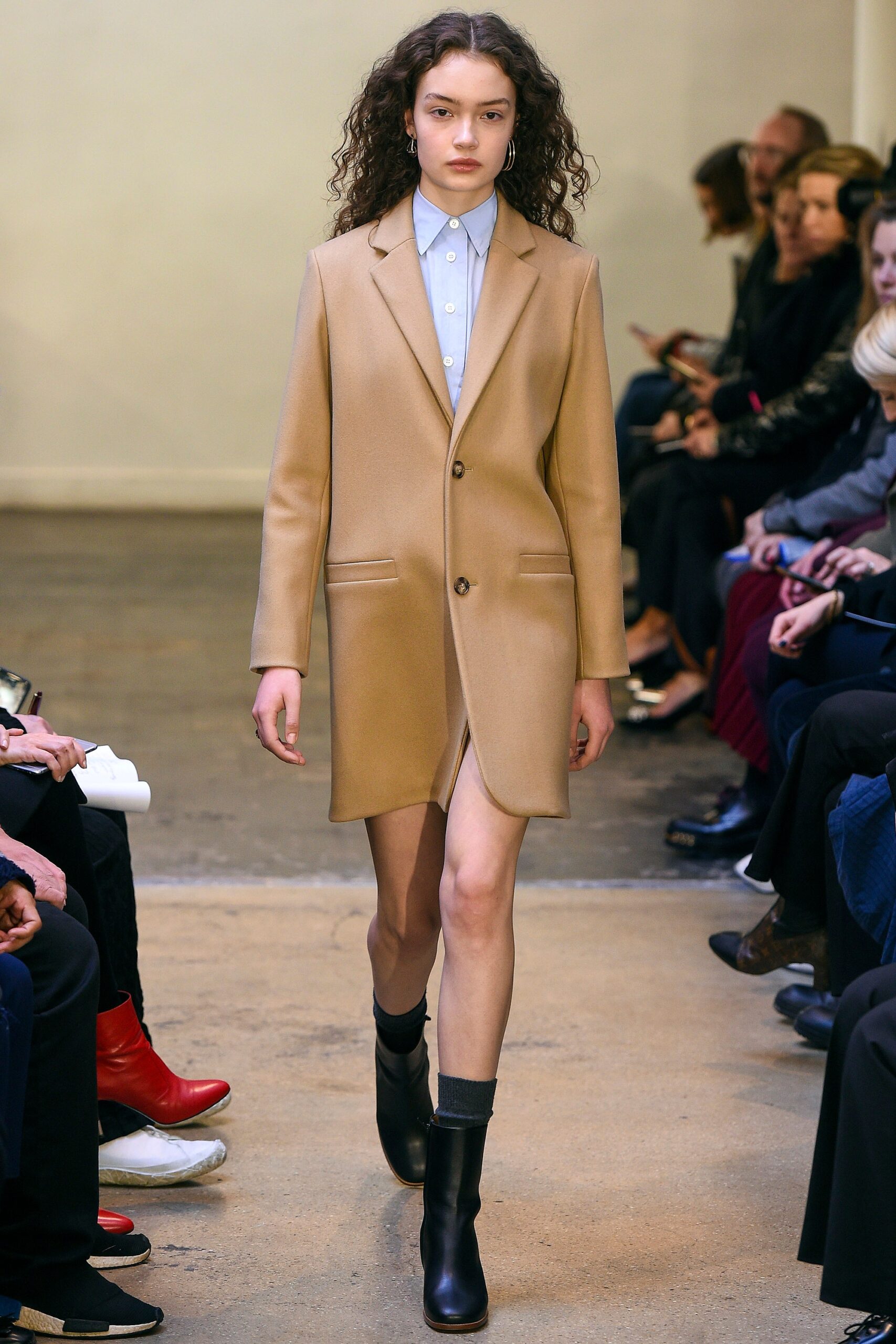 beige wool long-sleeve collared fitted buttoned short coat