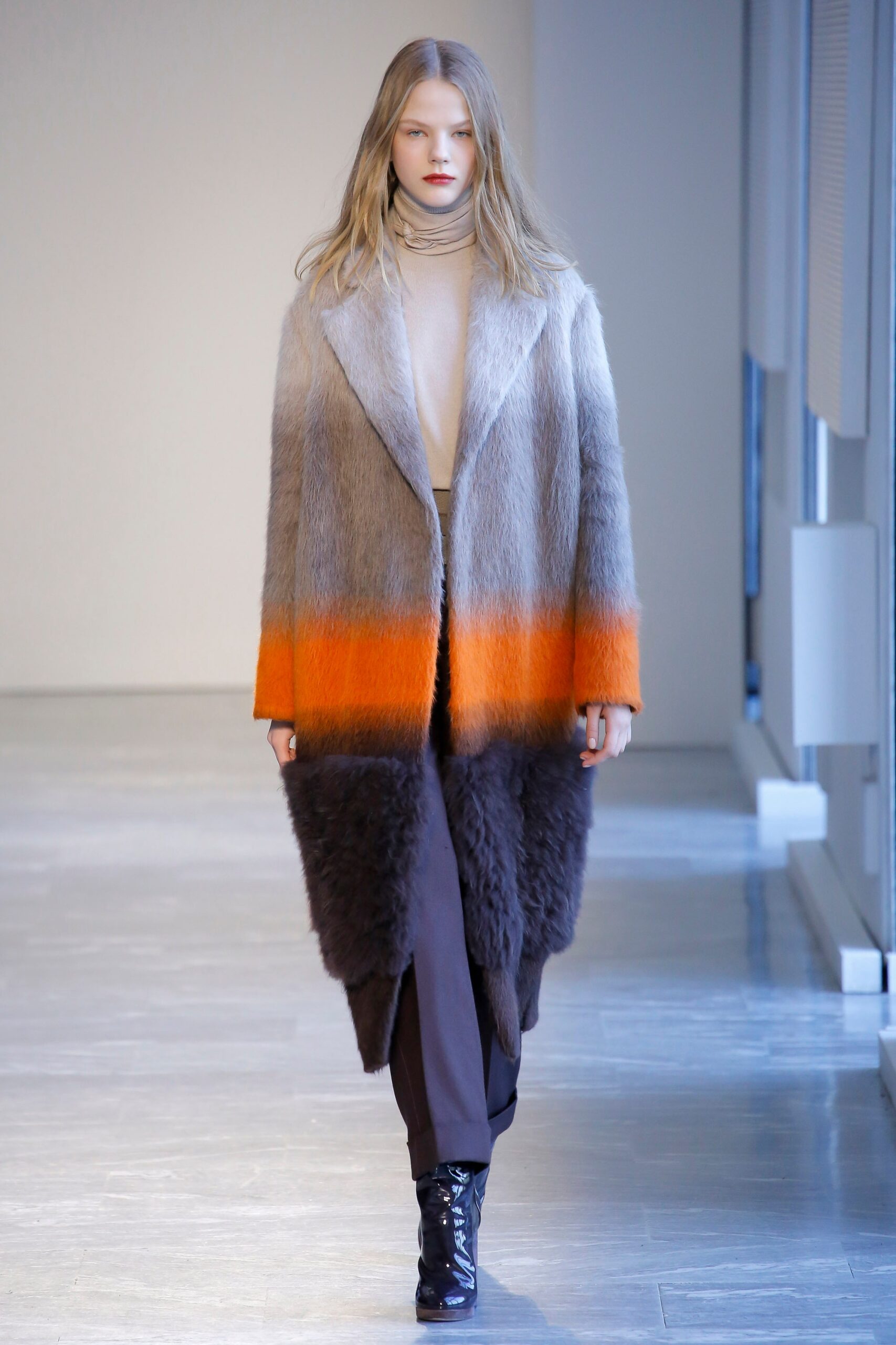 gray fur long-sleeve collared relaxed color-blocked coat