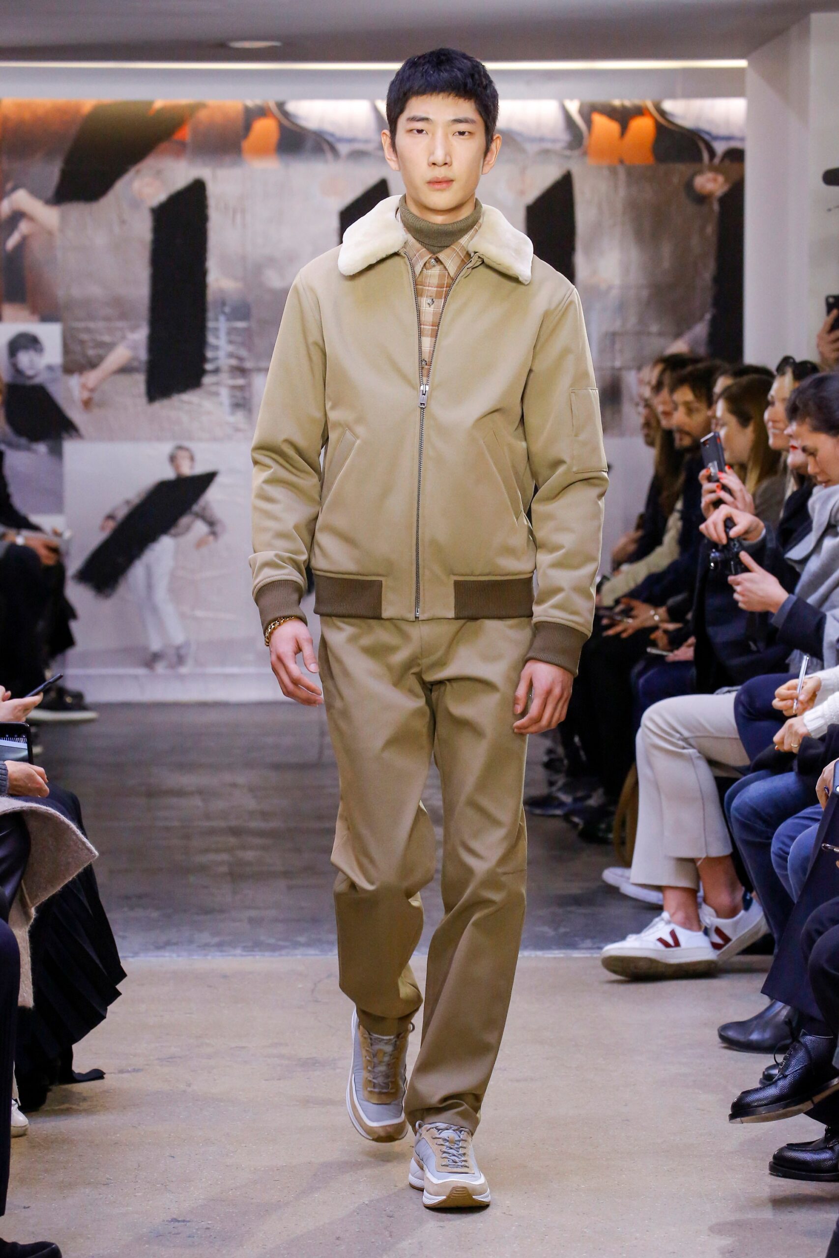 beige cotton long-sleeve collared fitted zippered jacket