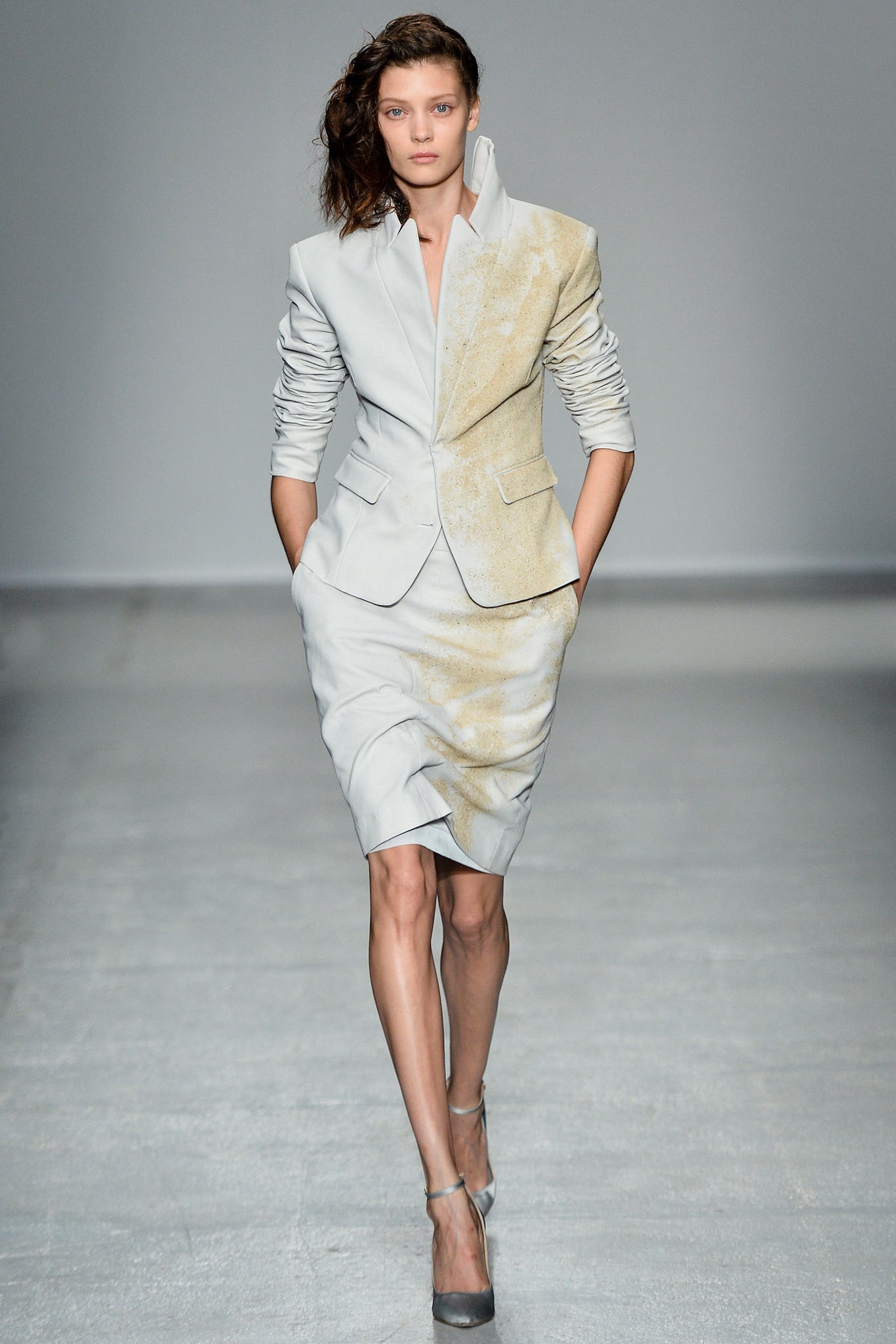 gray cotton long-sleeve collared tailored blazer