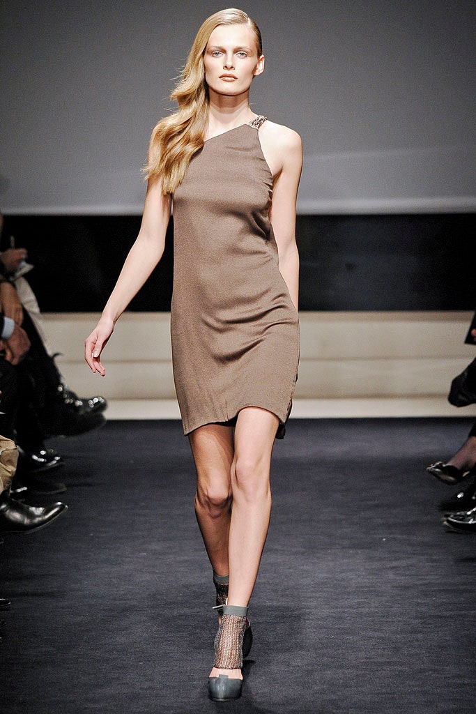 fitted brown sleeveless dress