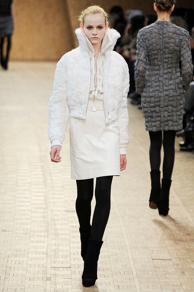 white cotton short-sleeve collared fitted quilted jacket