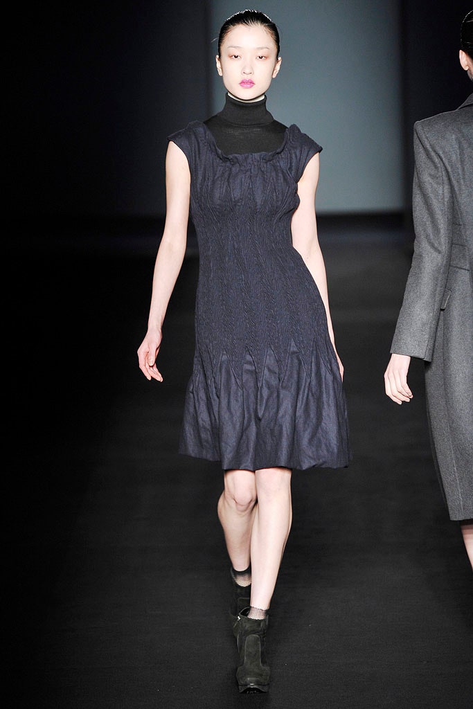 black fitted sleeveless dress