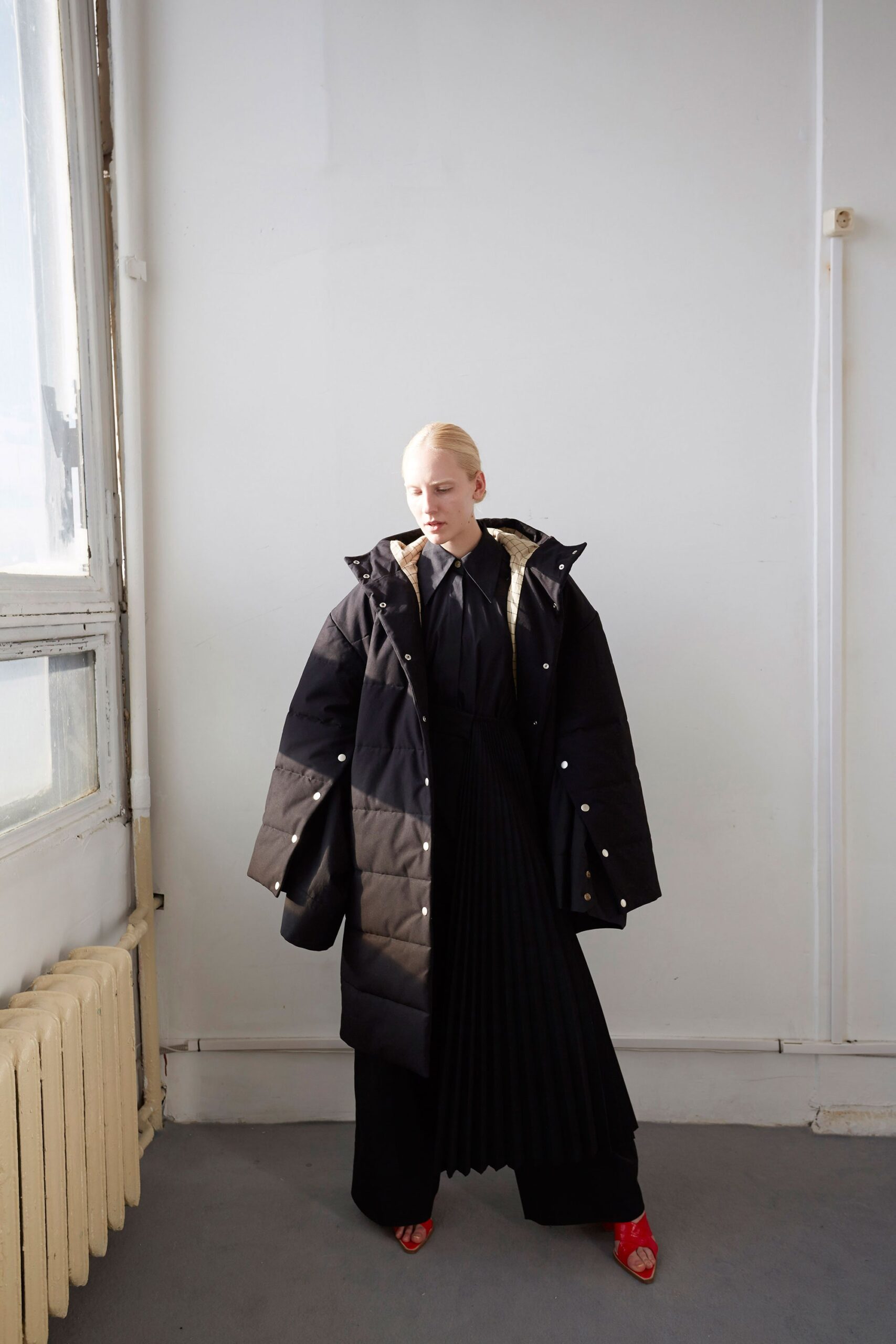 black cotton long-sleeve collared relaxed zippered coat