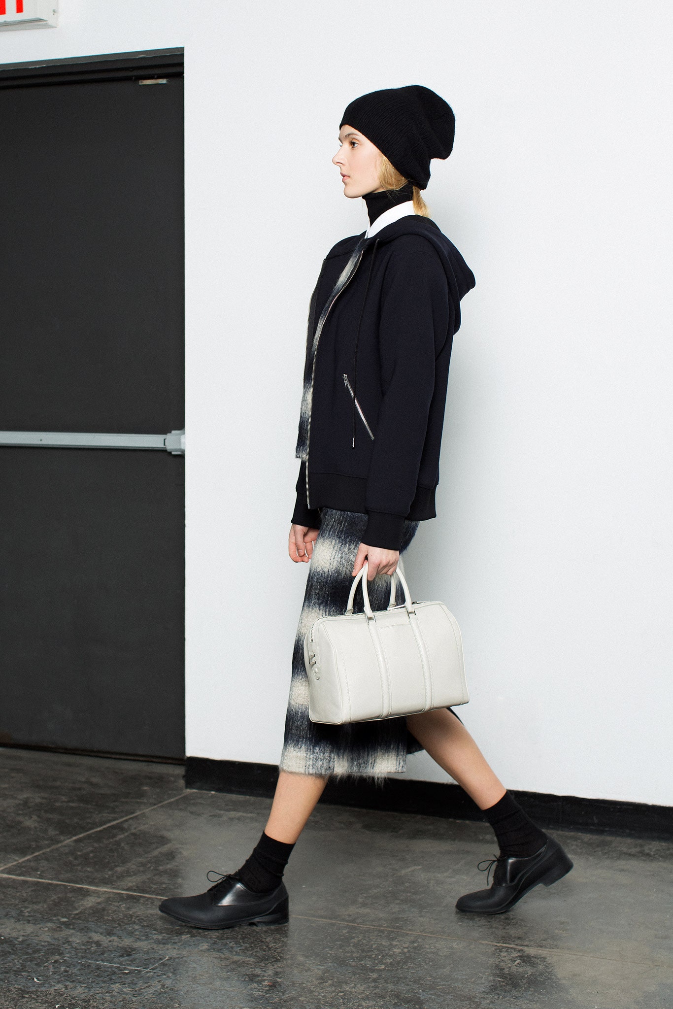 black hoodie white pleated skirt