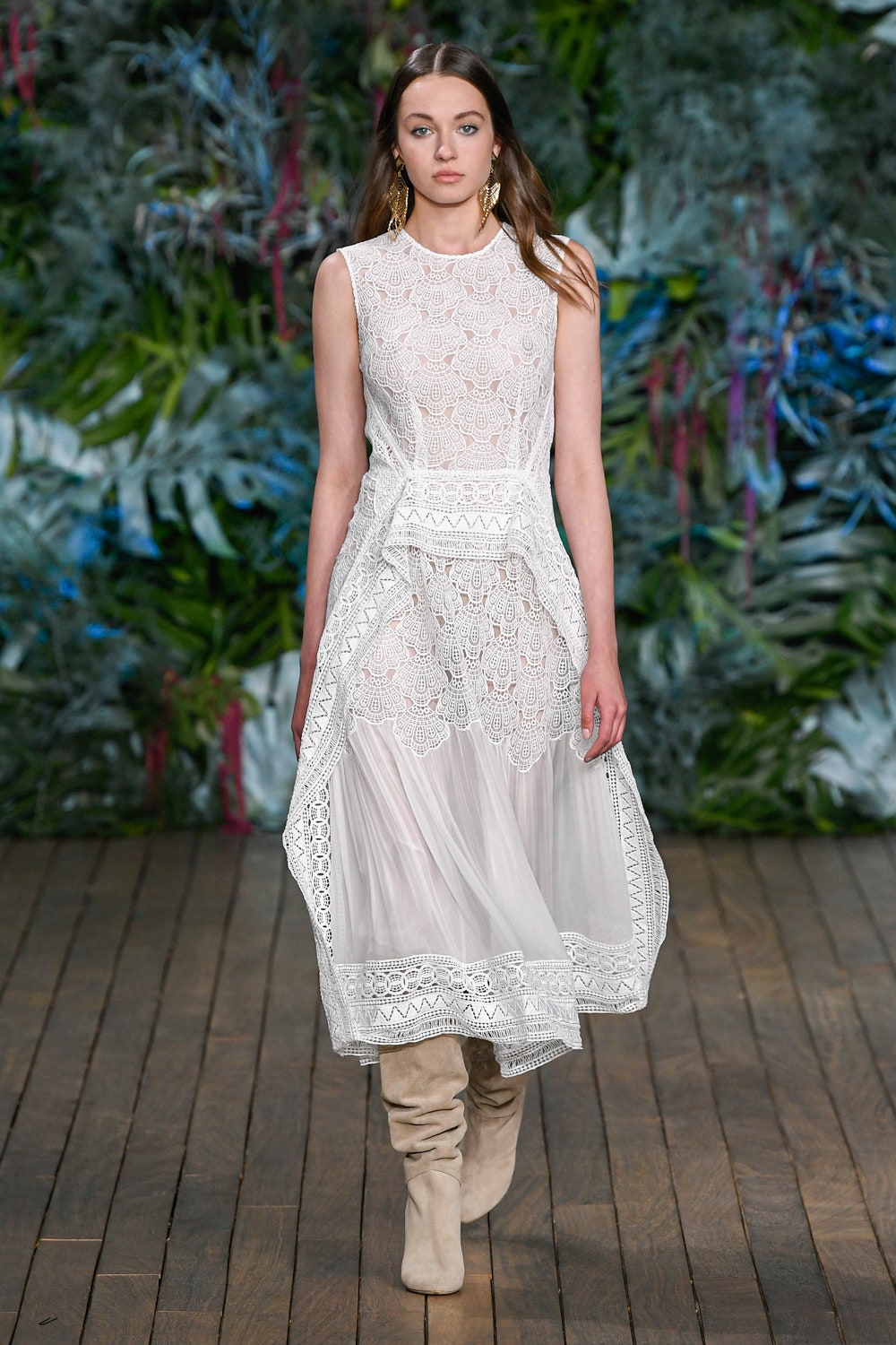 white lace sleeveless dress