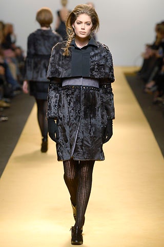 black faux-fur long-sleeve collared fitted layered coat