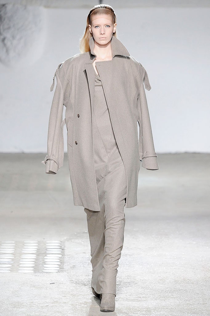 gray wool long-sleeve collared oversized buttoned coat