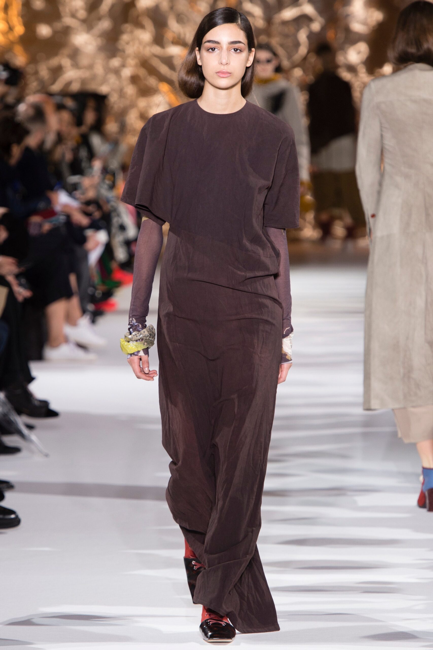 brown fitted short-sleeve dress