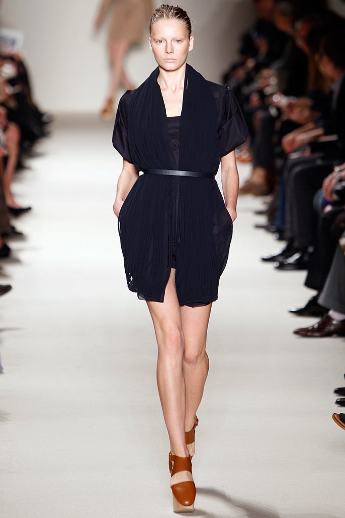 black pleated sleeveless dress