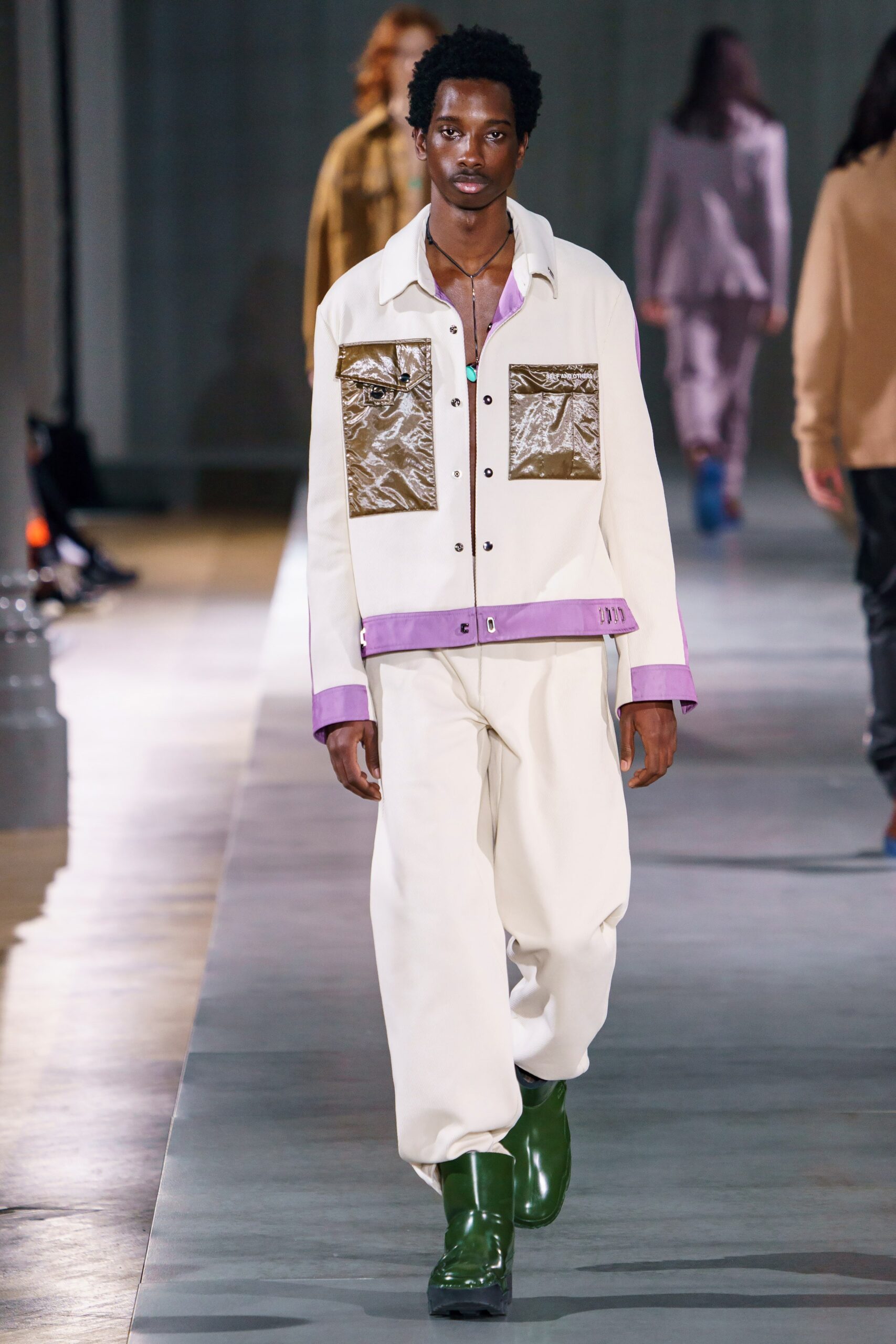 relaxed white jacket with green shoes