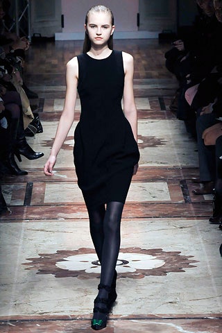 fitted black sleeveless dress