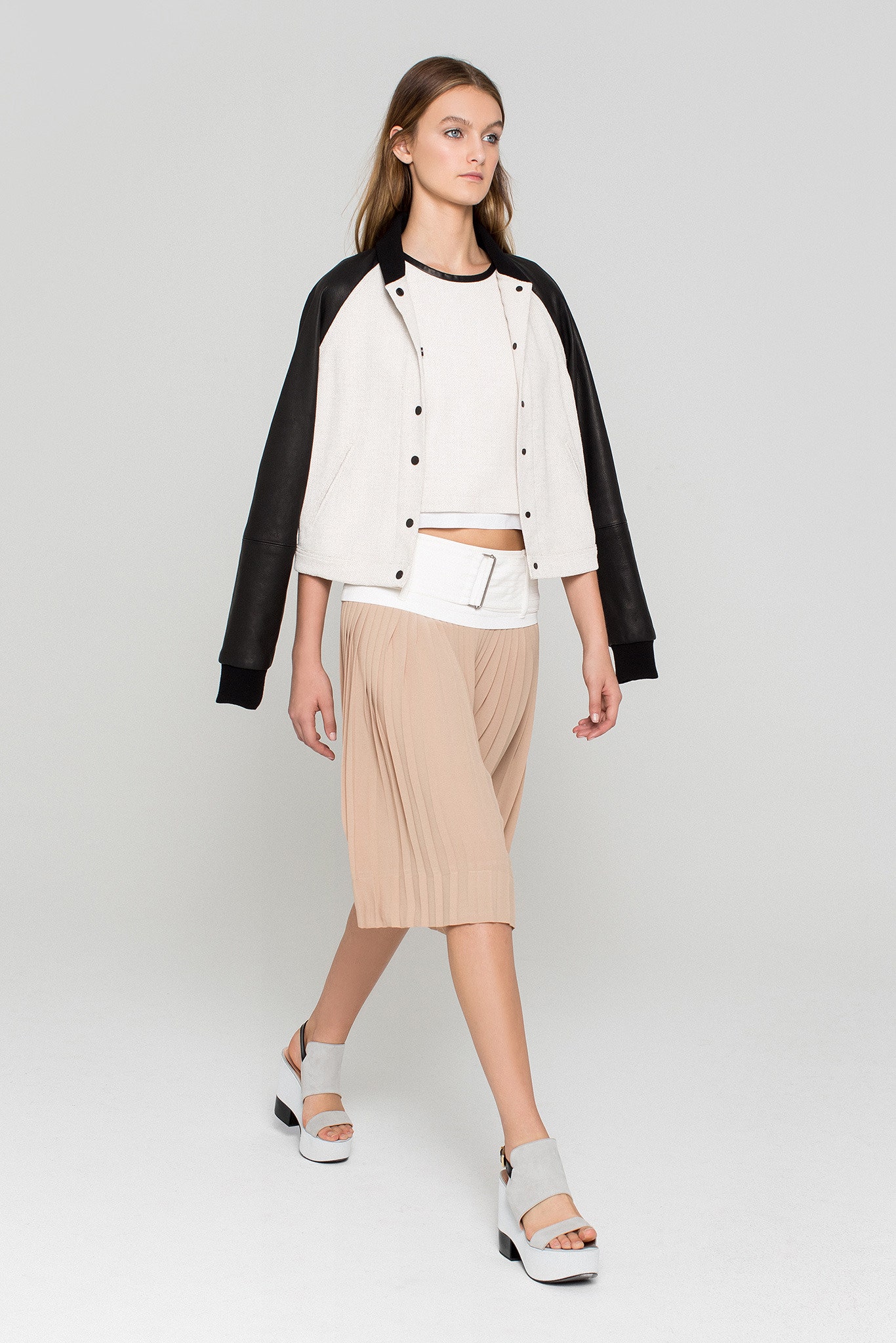white cotton short-sleeve scoop-neck fitted cropped top