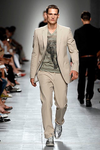 gray short-sleeve v-neck relaxed printed t-shirt