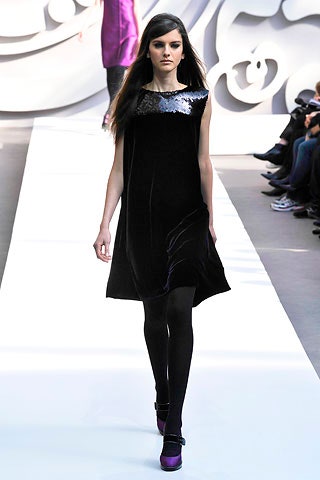 black velvet sleeveless dress