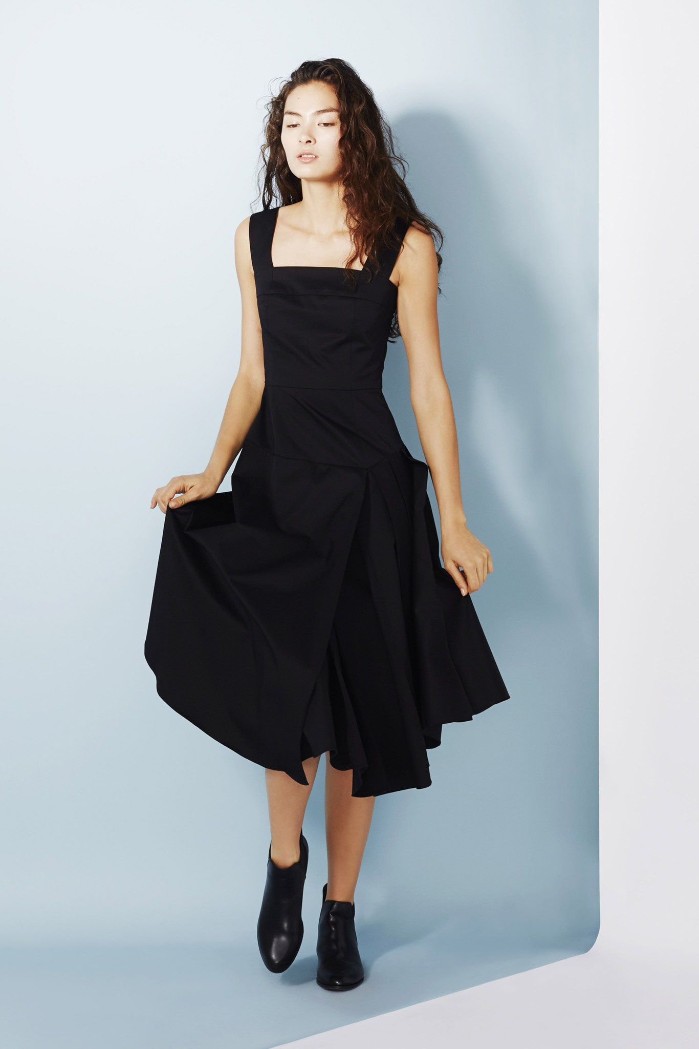 black fitted sleeveless dress