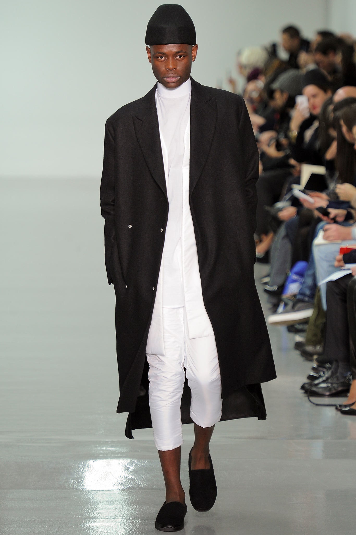 black wool long-sleeve collared tailored straight-leg coat