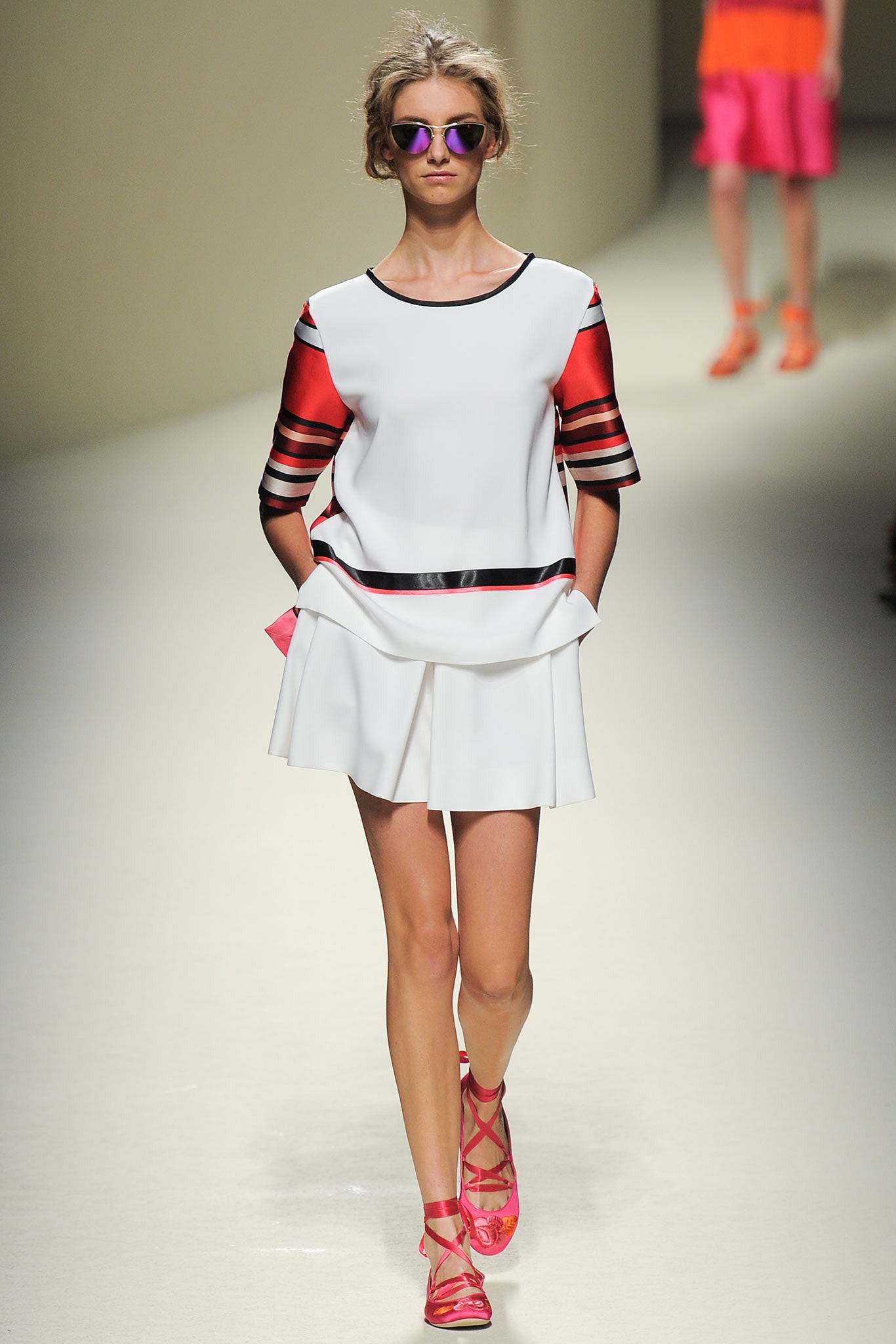 color-blocked mini dress with pink shoes