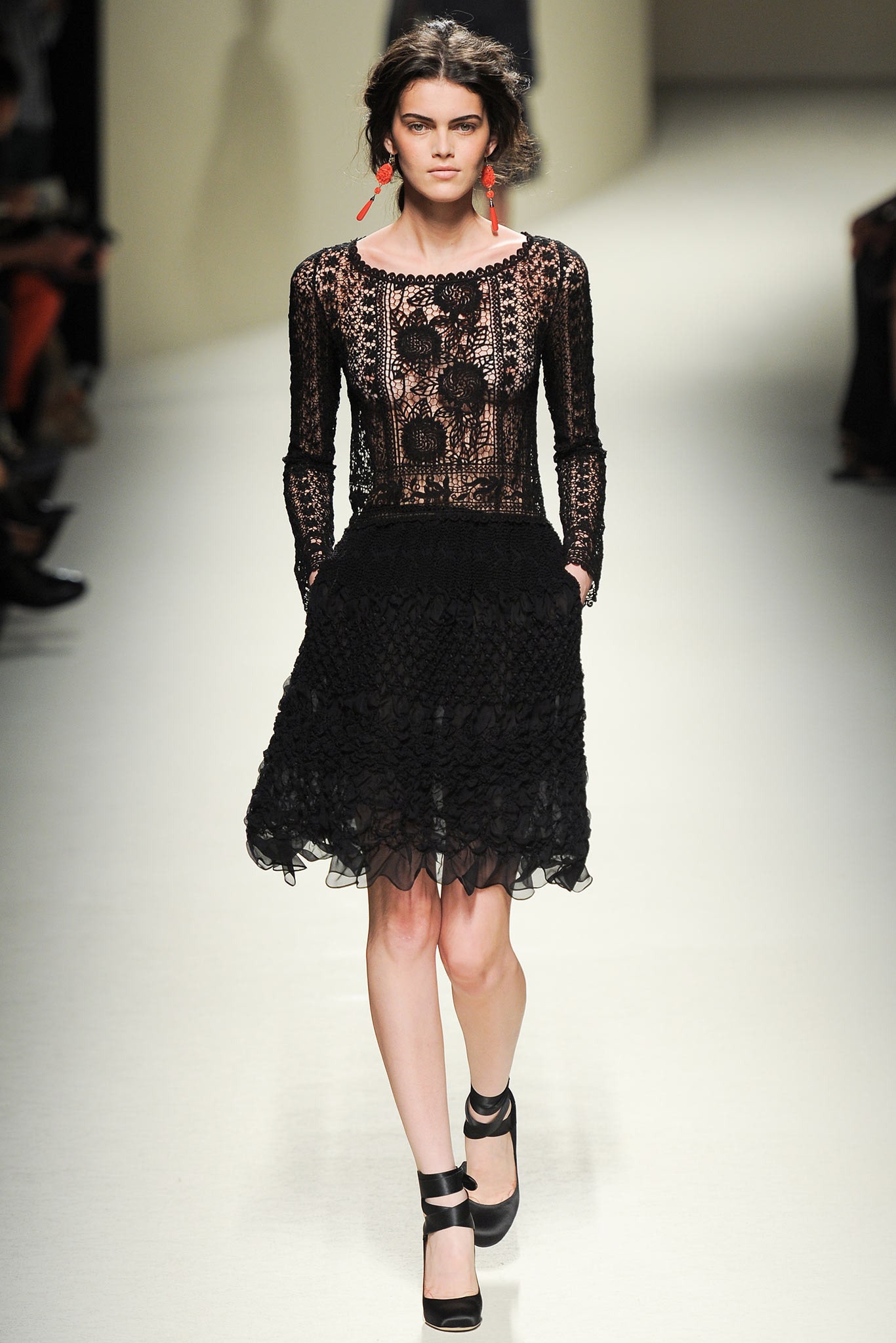 black lace long-sleeve v-neck fitted embroidered top