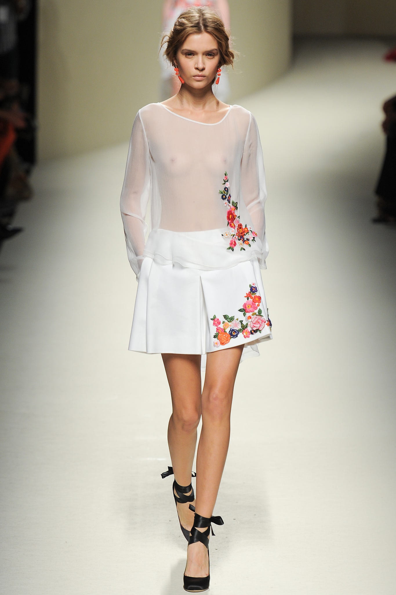 white cotton fitted pleated mini skirt