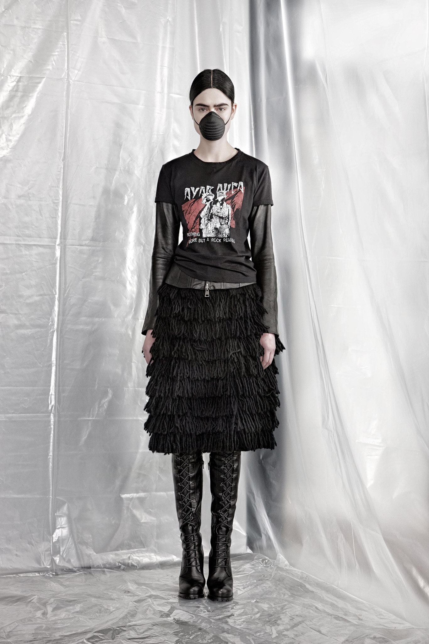 black cotton short-sleeve collared fitted printed t-shirt