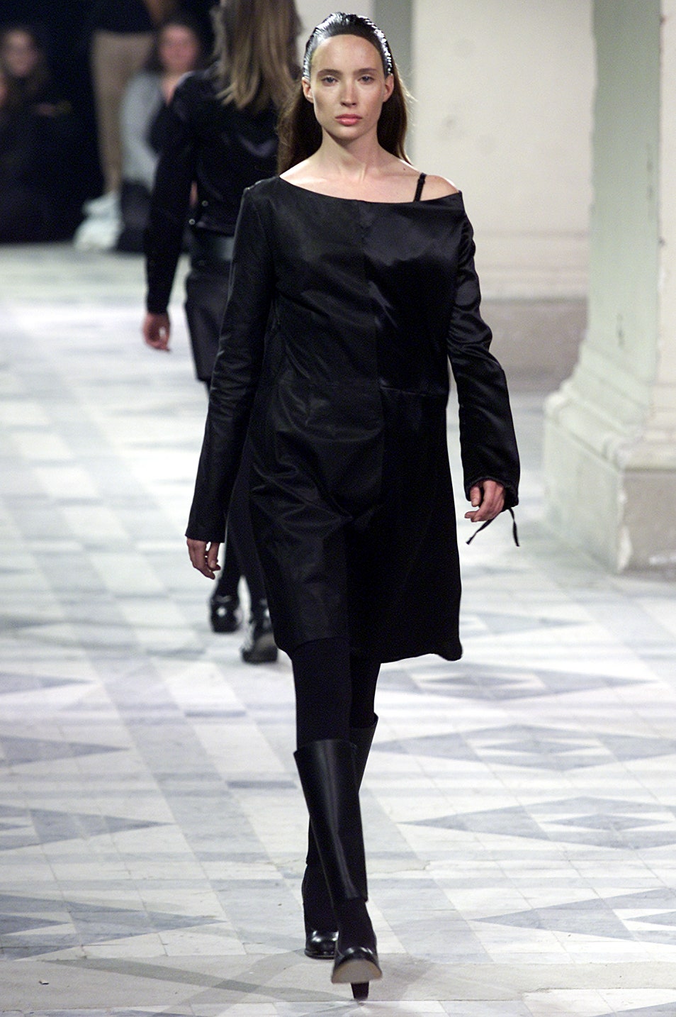 black relaxed midi dress with boots