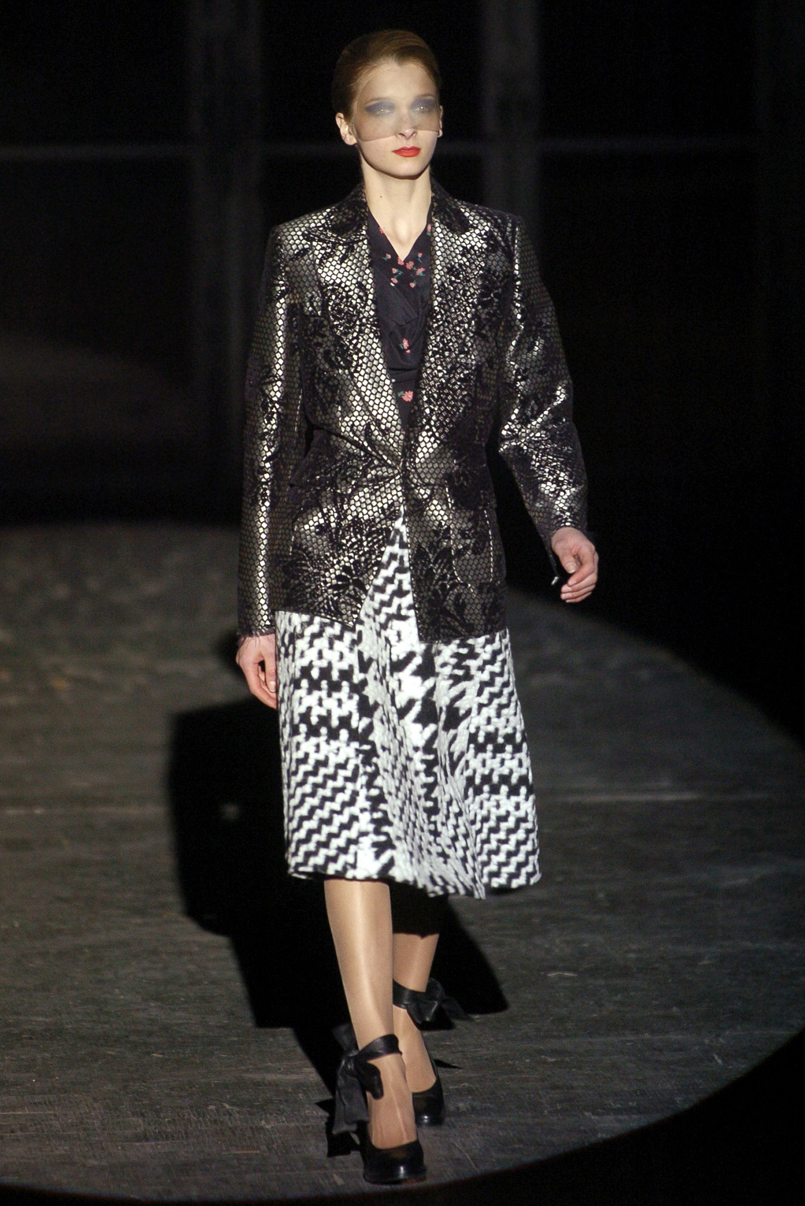 black silk long-sleeve collared tailored printed shiny blazer