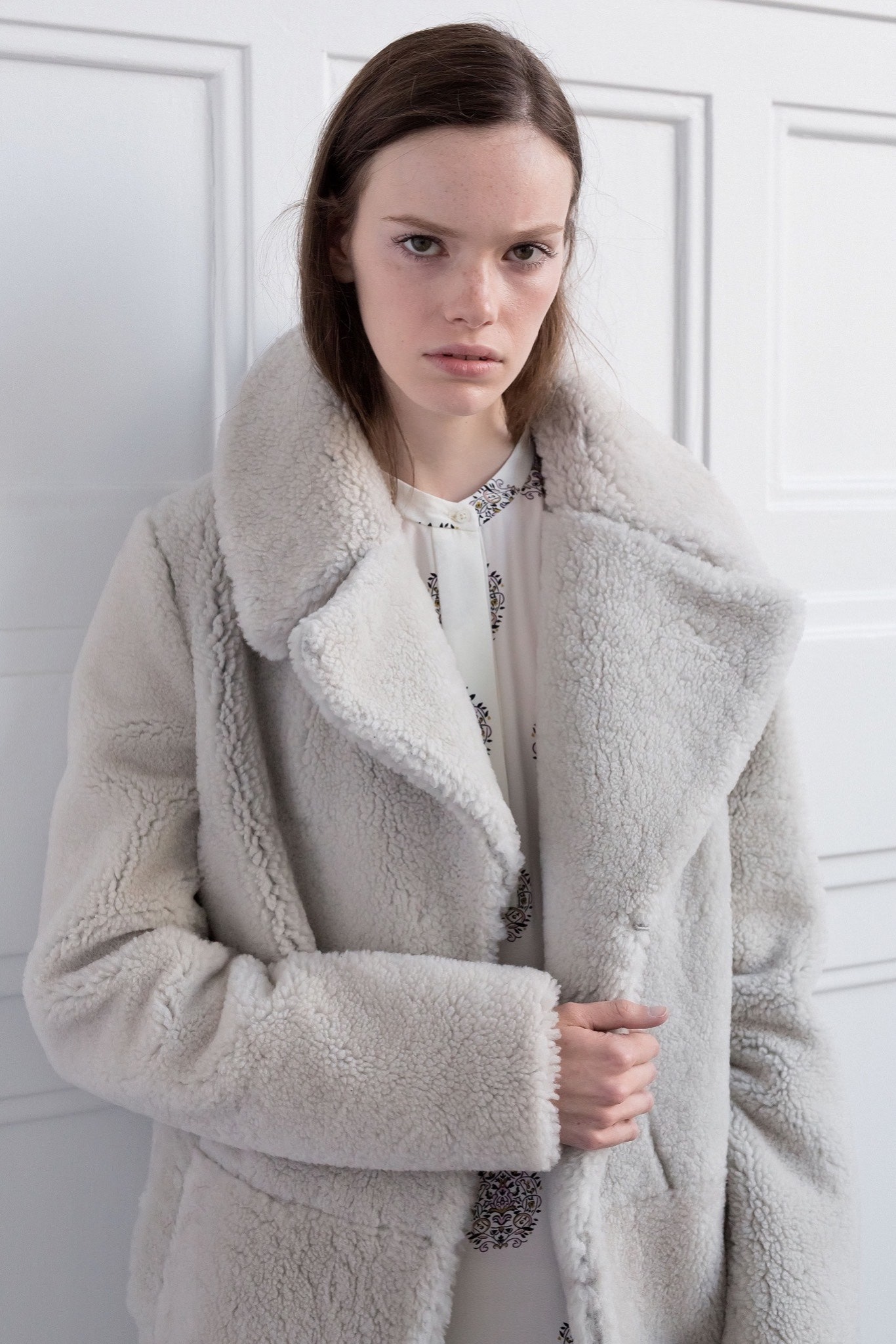 white faux-fur long-sleeve collared relaxed textured coat