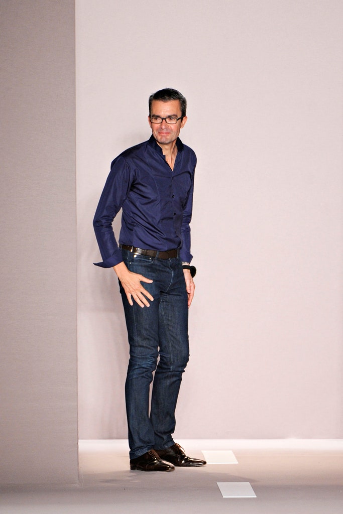 blue fitted shirt with slim jeans