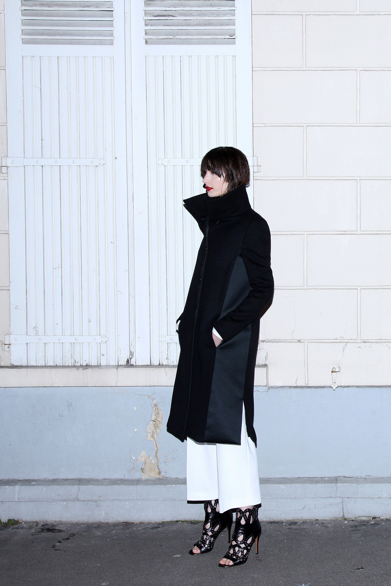 black wool long-sleeve collared fitted zippered coat