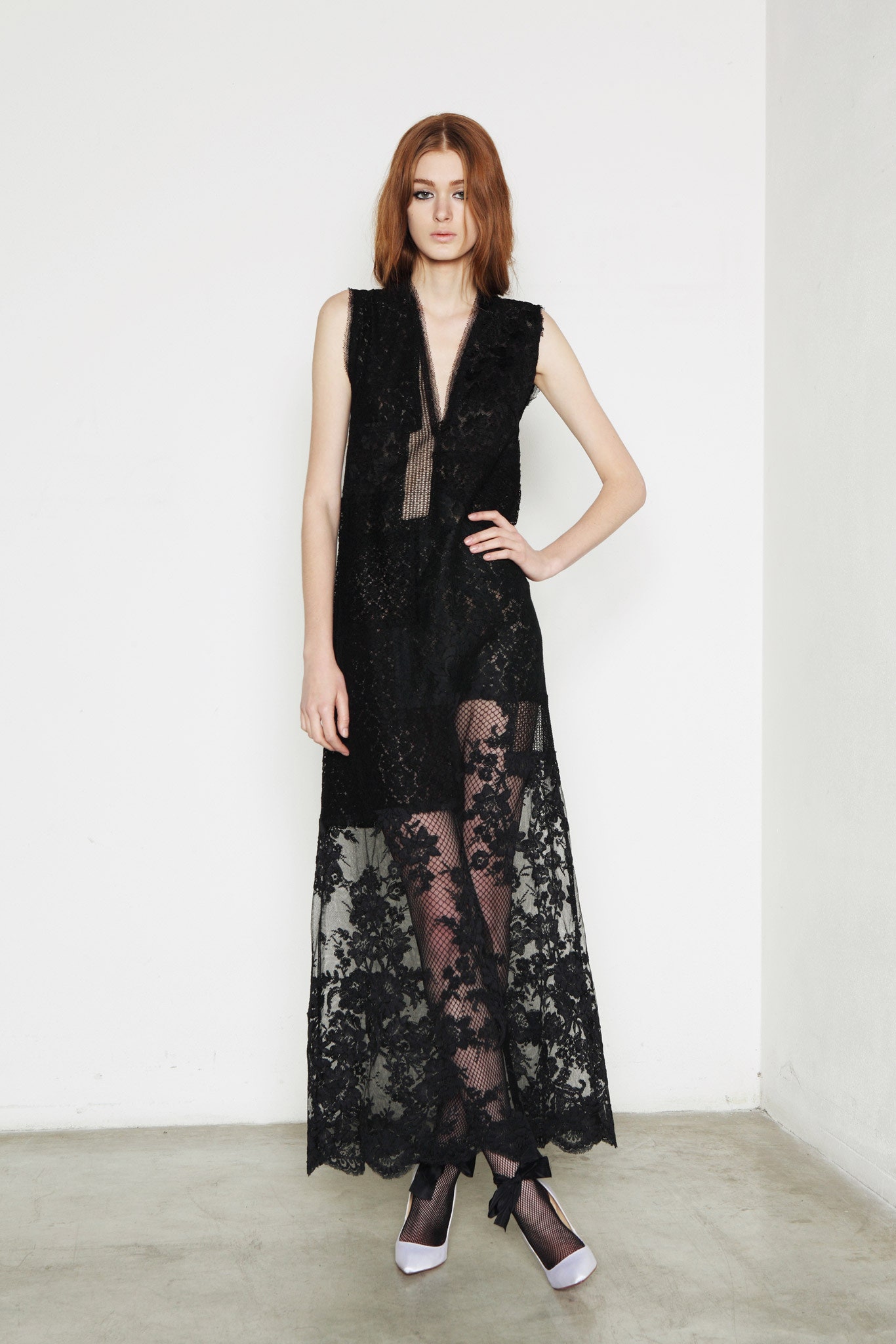 black lace sleeveless dress
