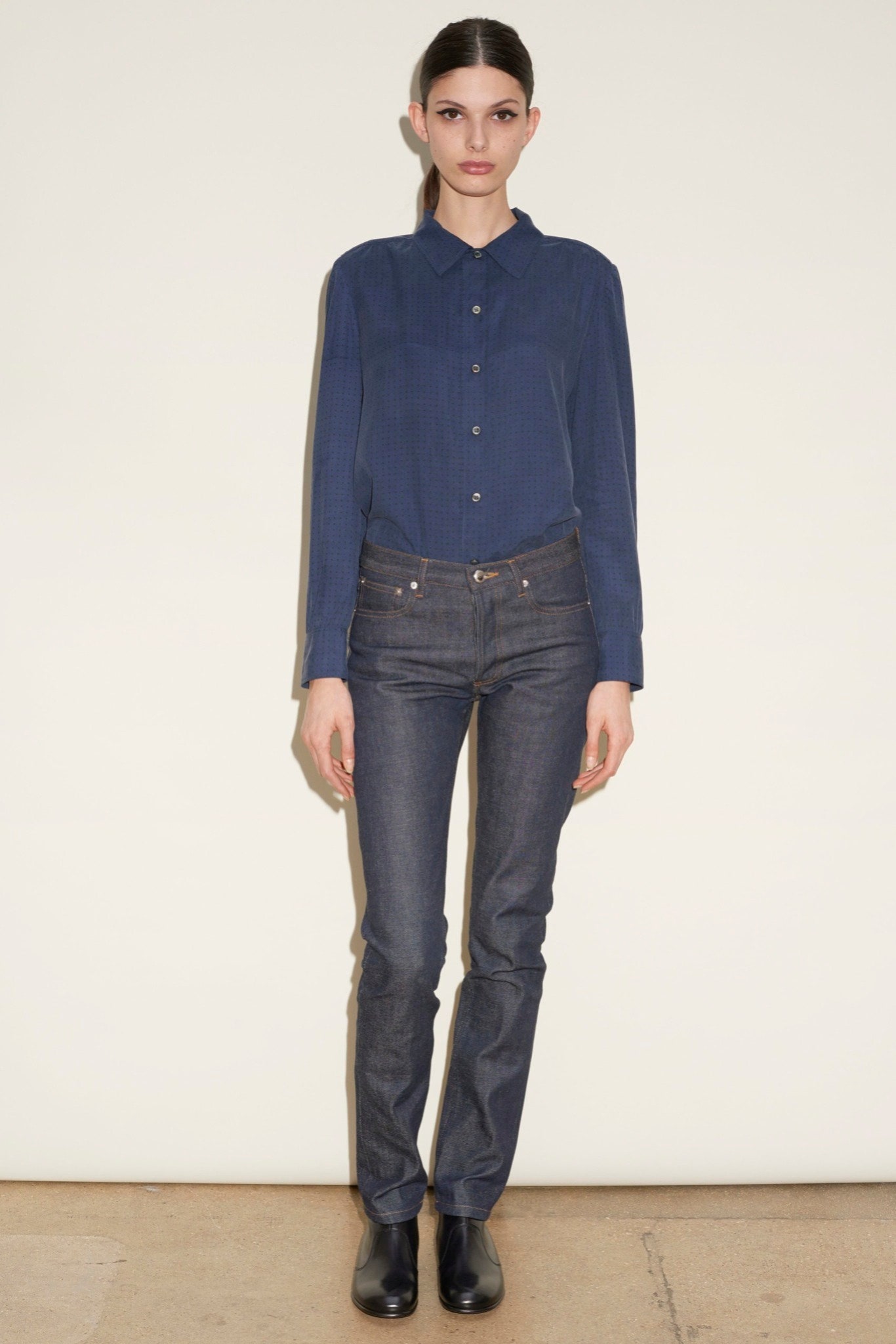 blue cotton long-sleeve collared fitted buttoned shirt