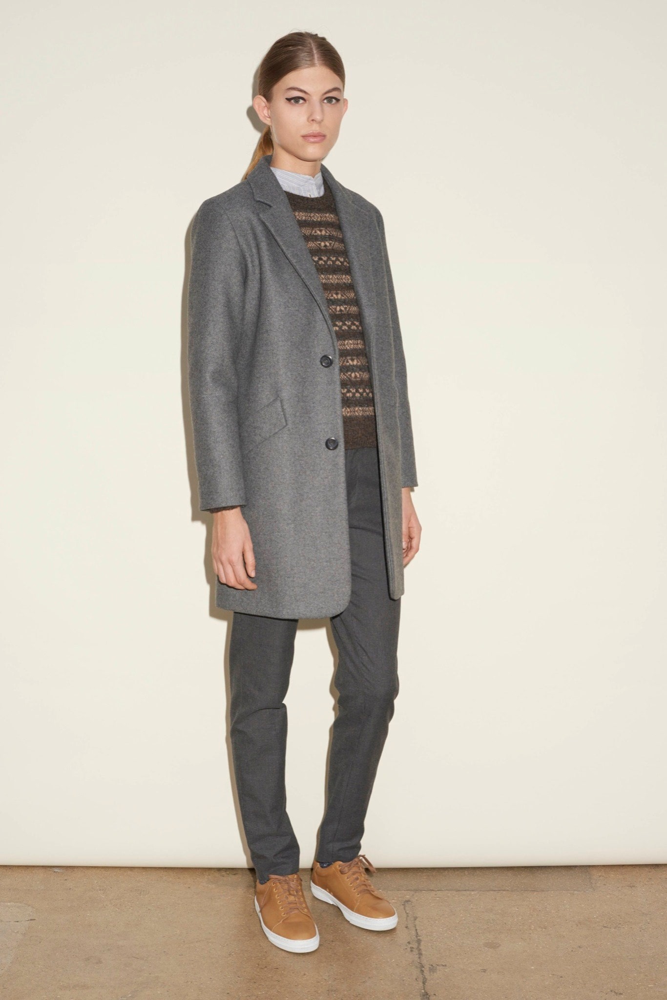 gray wool long-sleeve collared relaxed buttoned coat