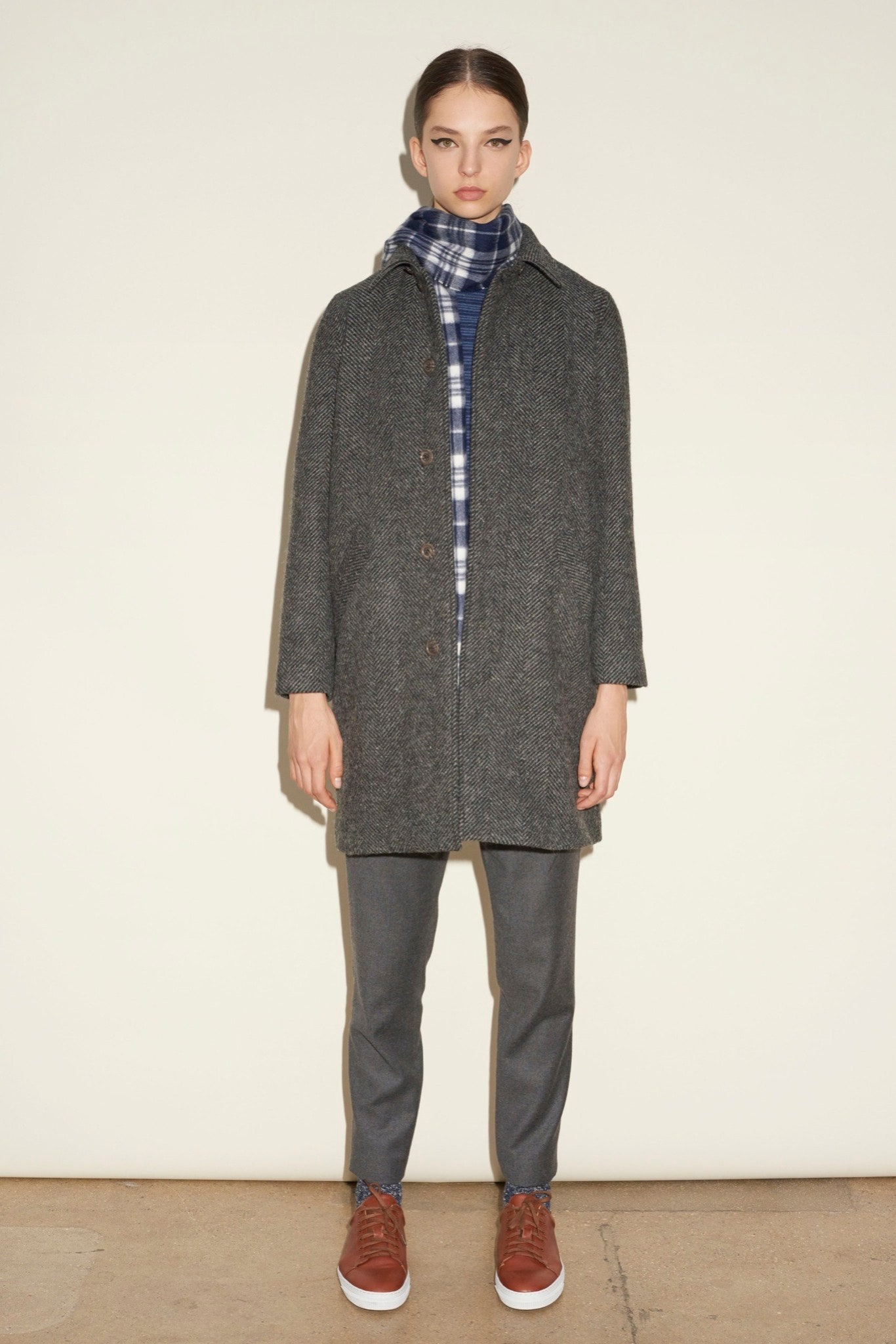 gray wool long-sleeve collared relaxed buttoned coat