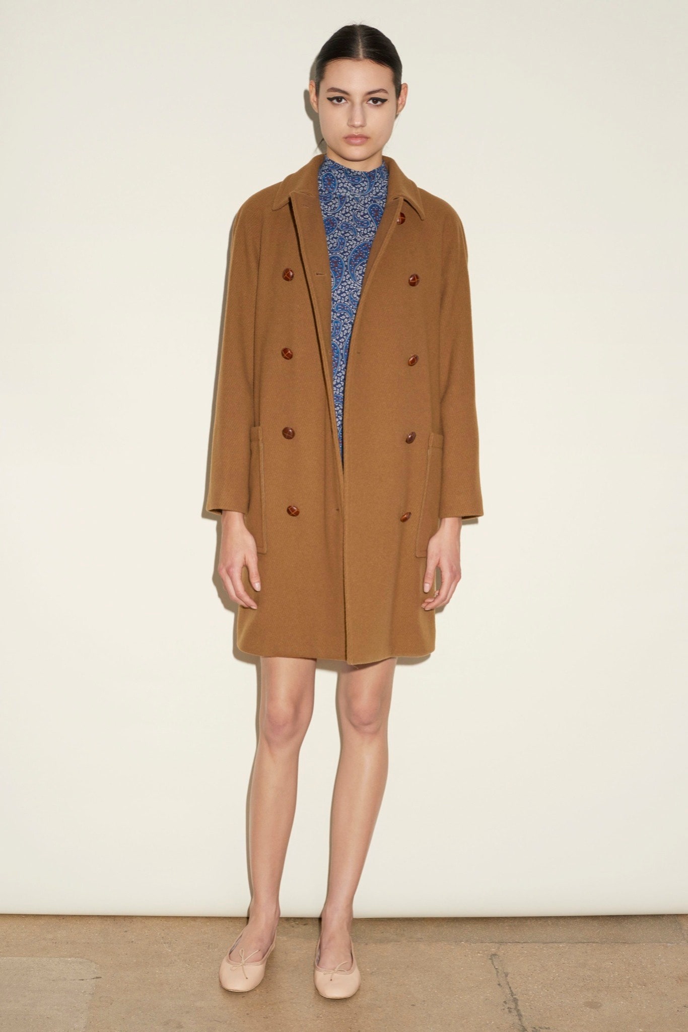 brown wool long-sleeve collared relaxed buttoned short coat