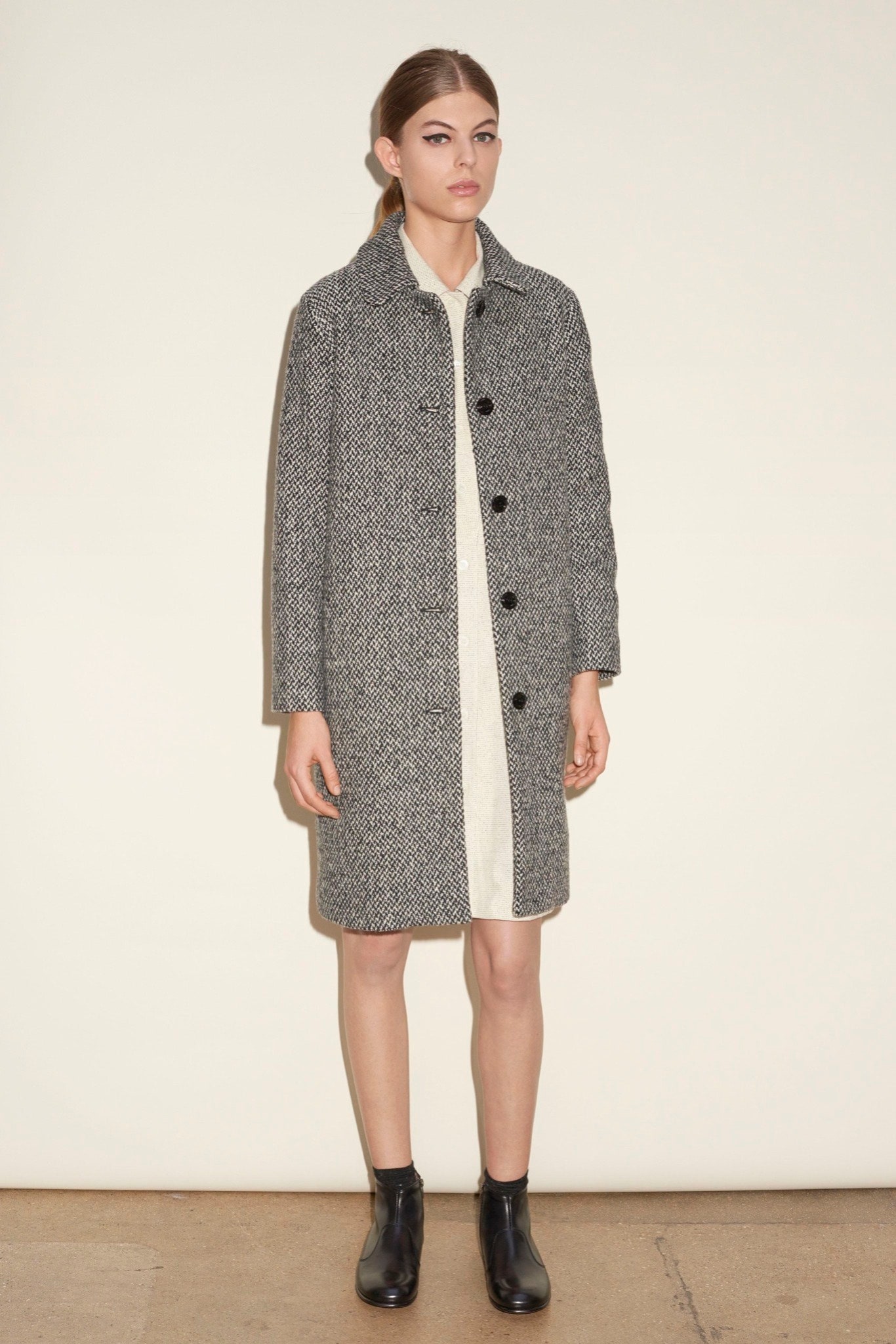 black wool long-sleeve collared relaxed checked buttoned coat