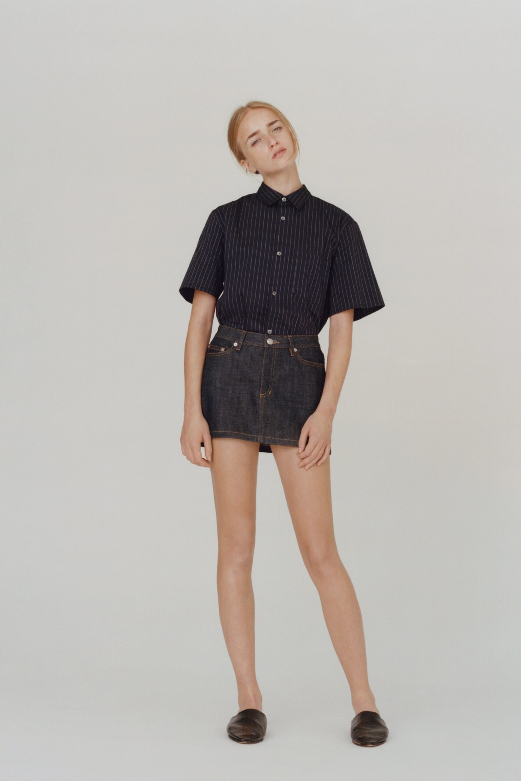 black cotton short-sleeve collared fitted striped shirt
