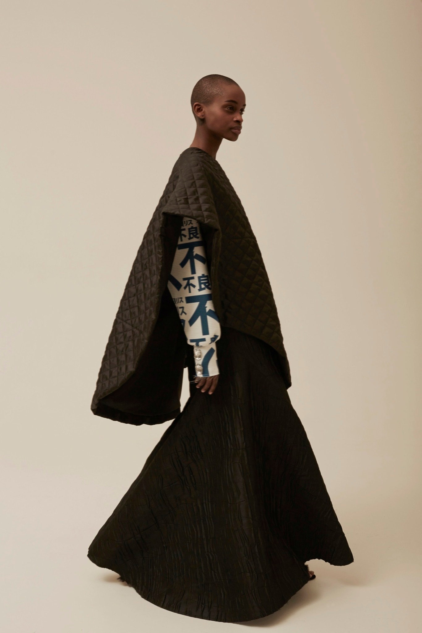 black cotton sleeveless relaxed quilted cape