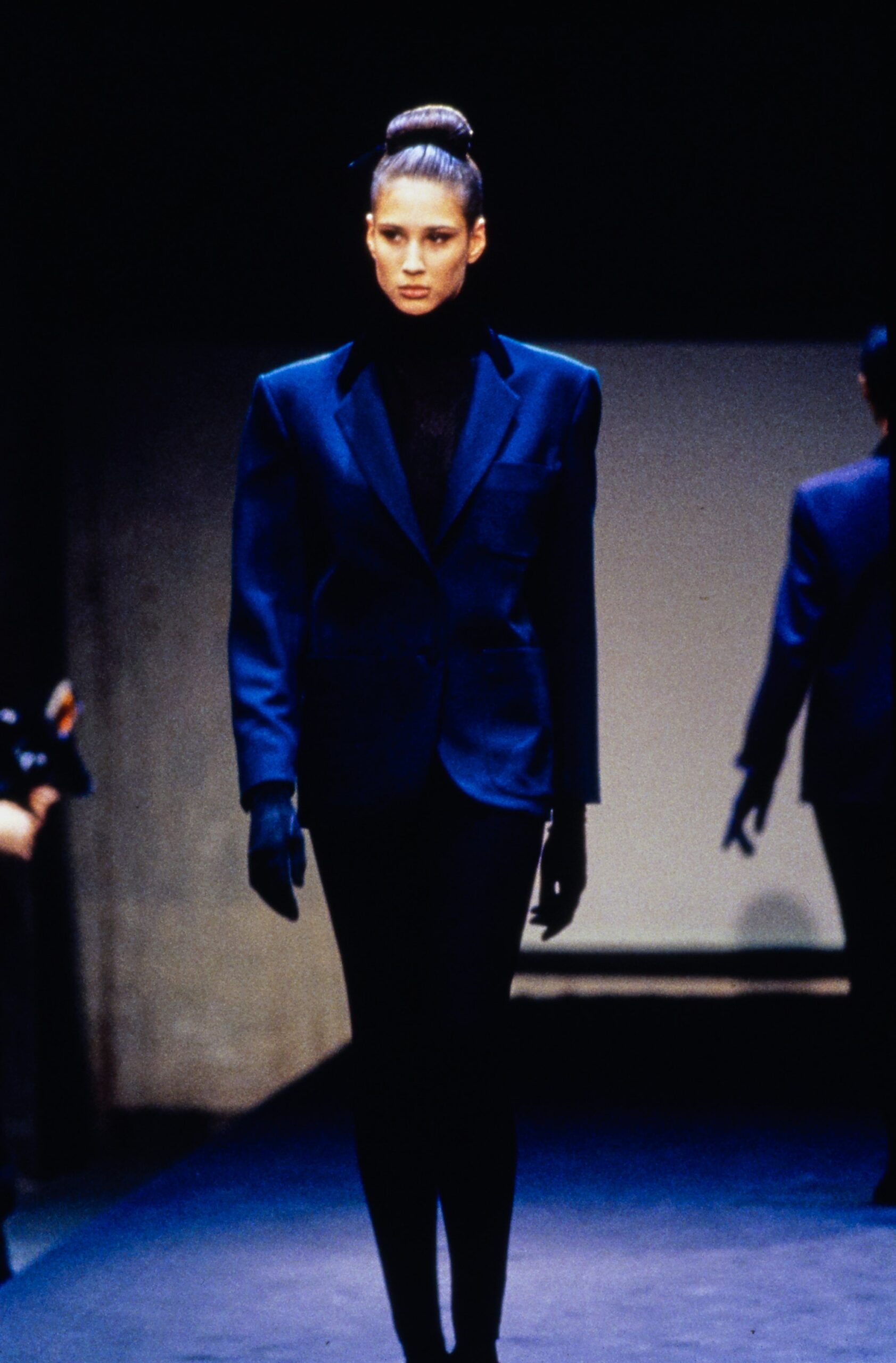 blue long-sleeve collared structured blazer