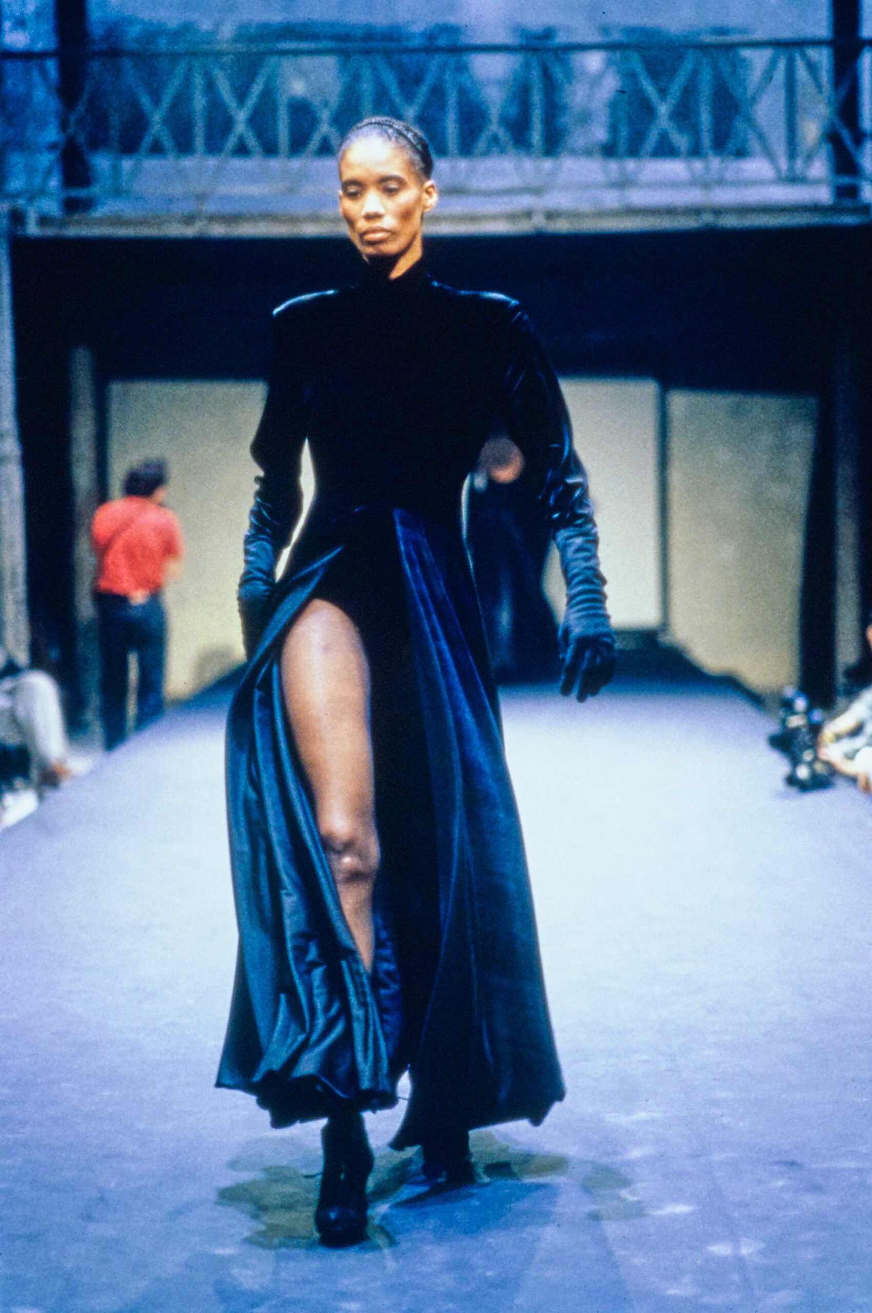 black fitted gloves