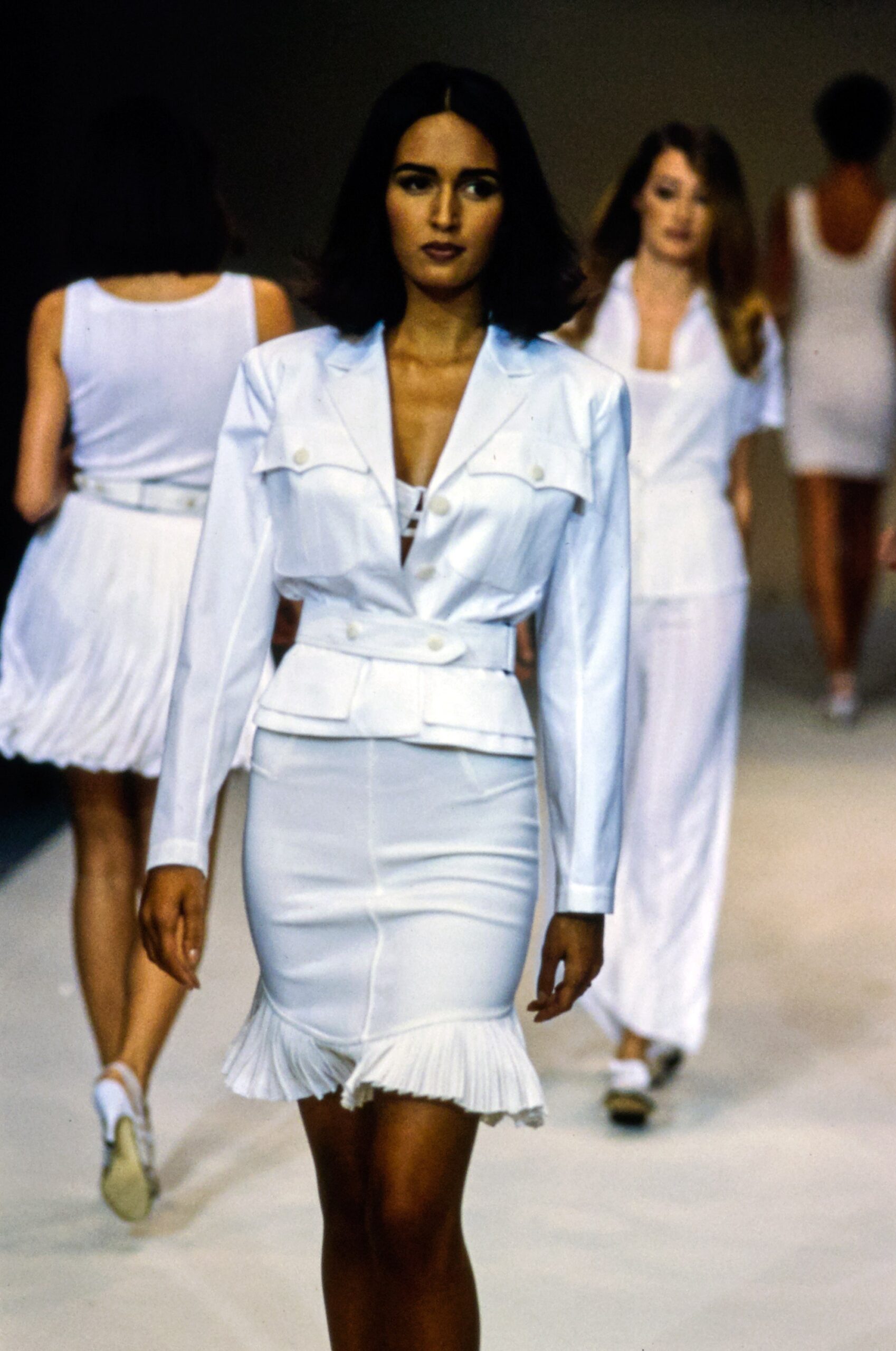 white cotton fitted pleated short skirt