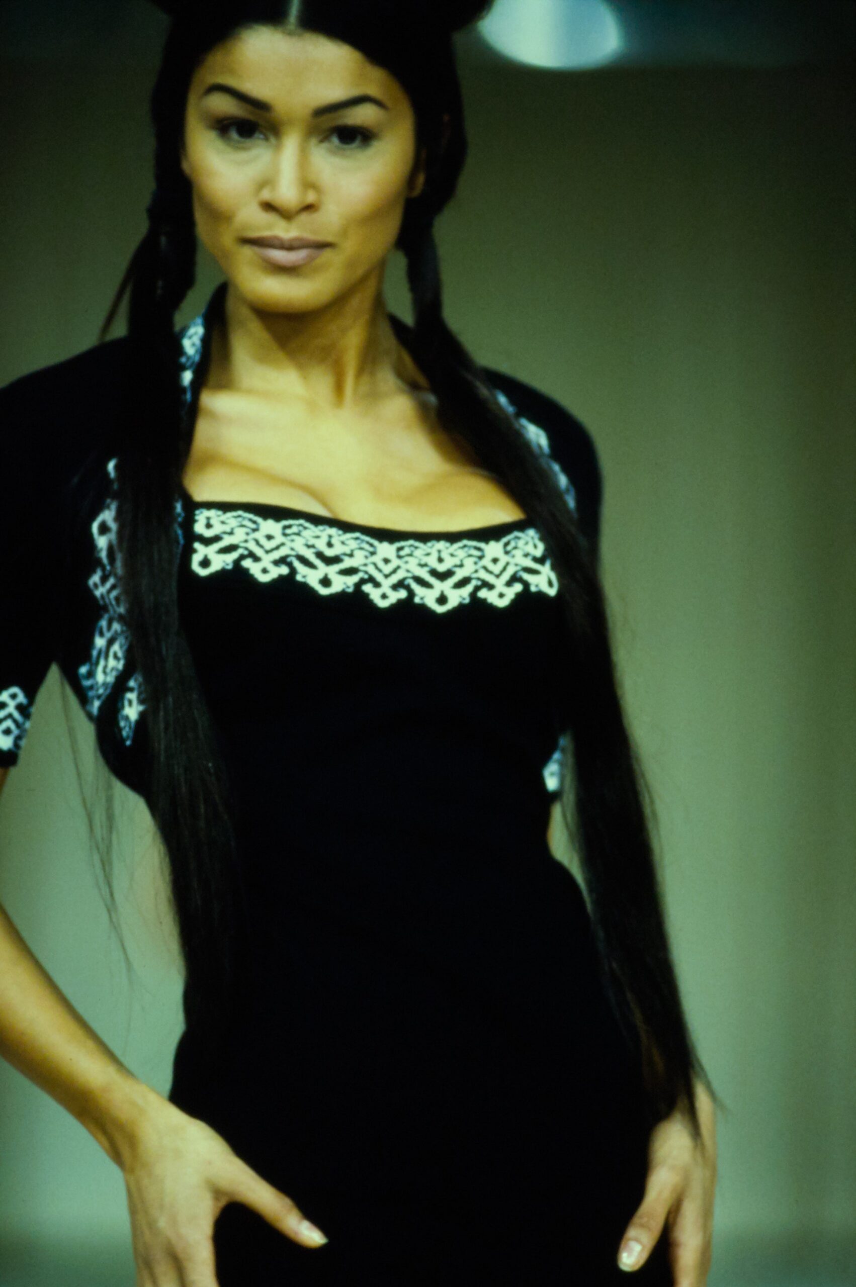 black fitted sleeveless dress
