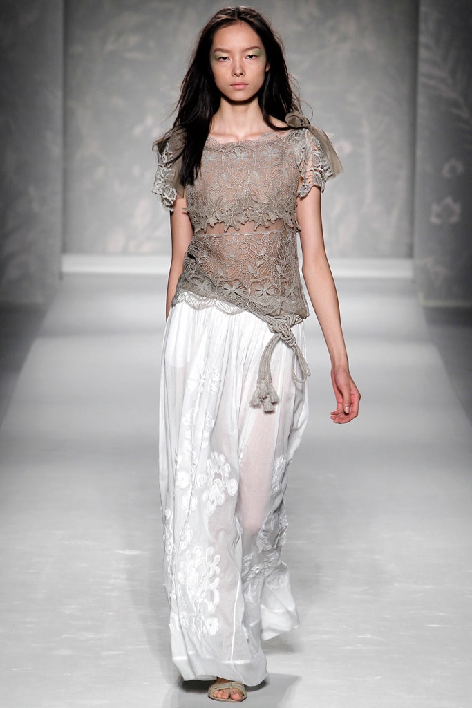 beige lace short-sleeve scoop-neck fitted embroidered sheer top