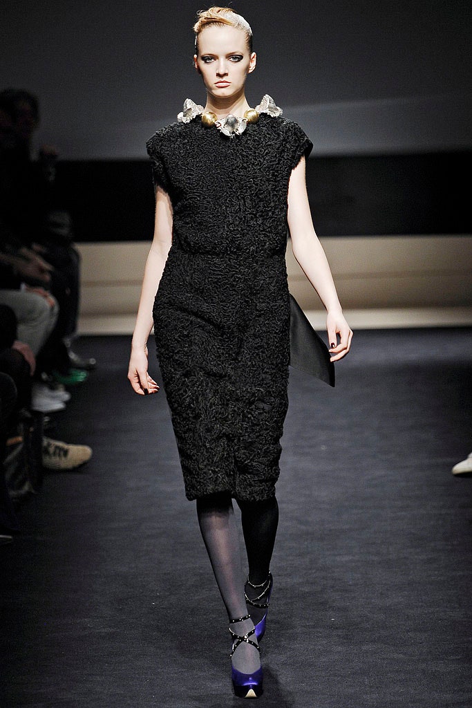 black fitted sleeveless dress