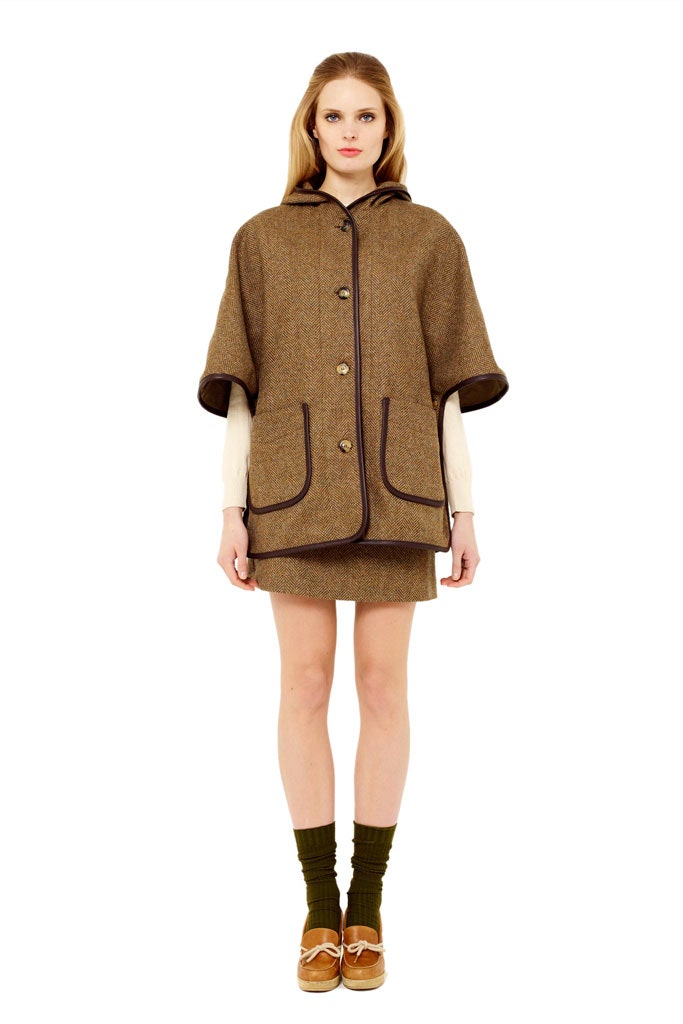 brown wool short-sleeve collared relaxed buttoned pockets cape